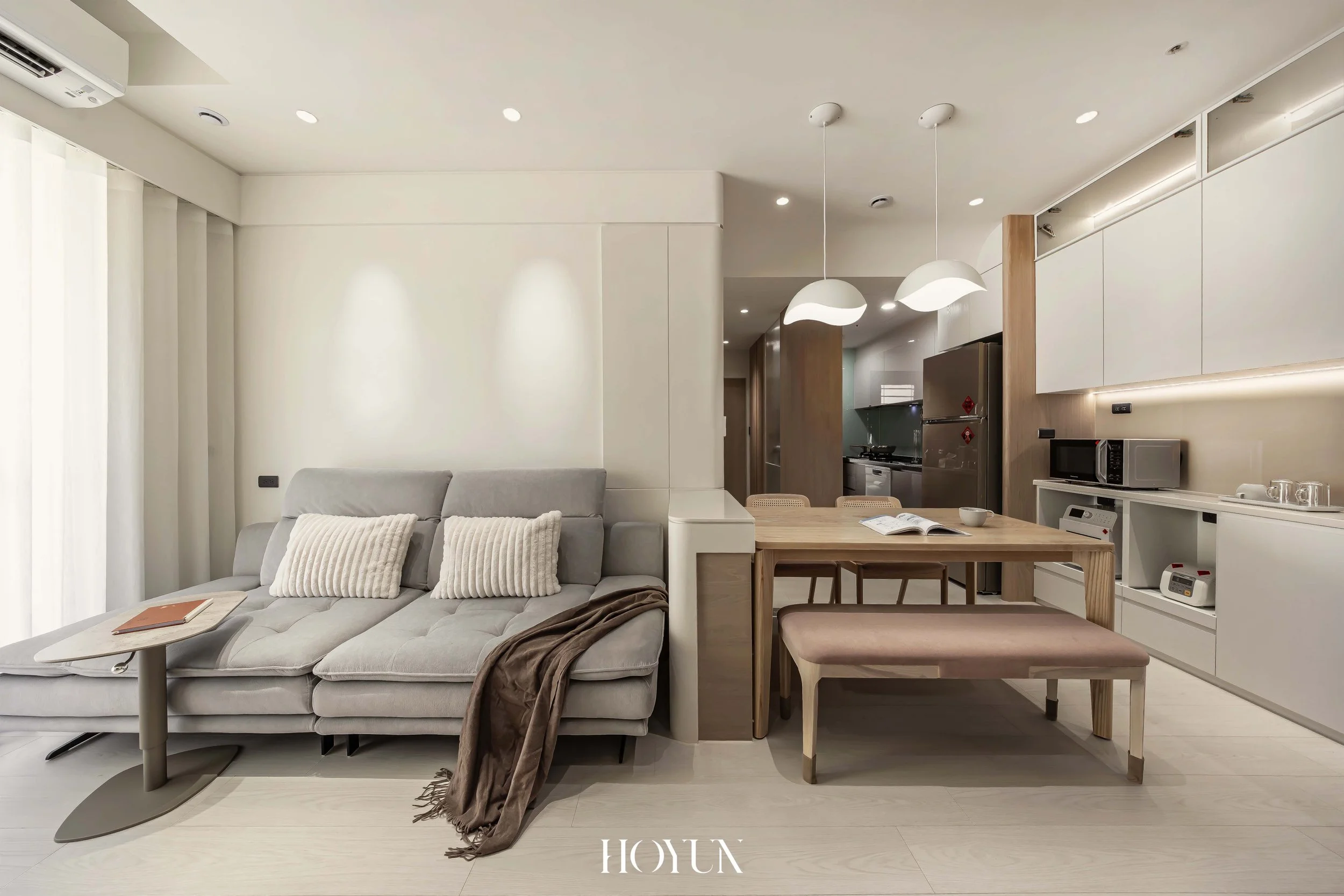 桃園青埔 豐郡京硯 住宅設計｜沙發與餐桌一字排列，最大化C型動線｜HOYUN