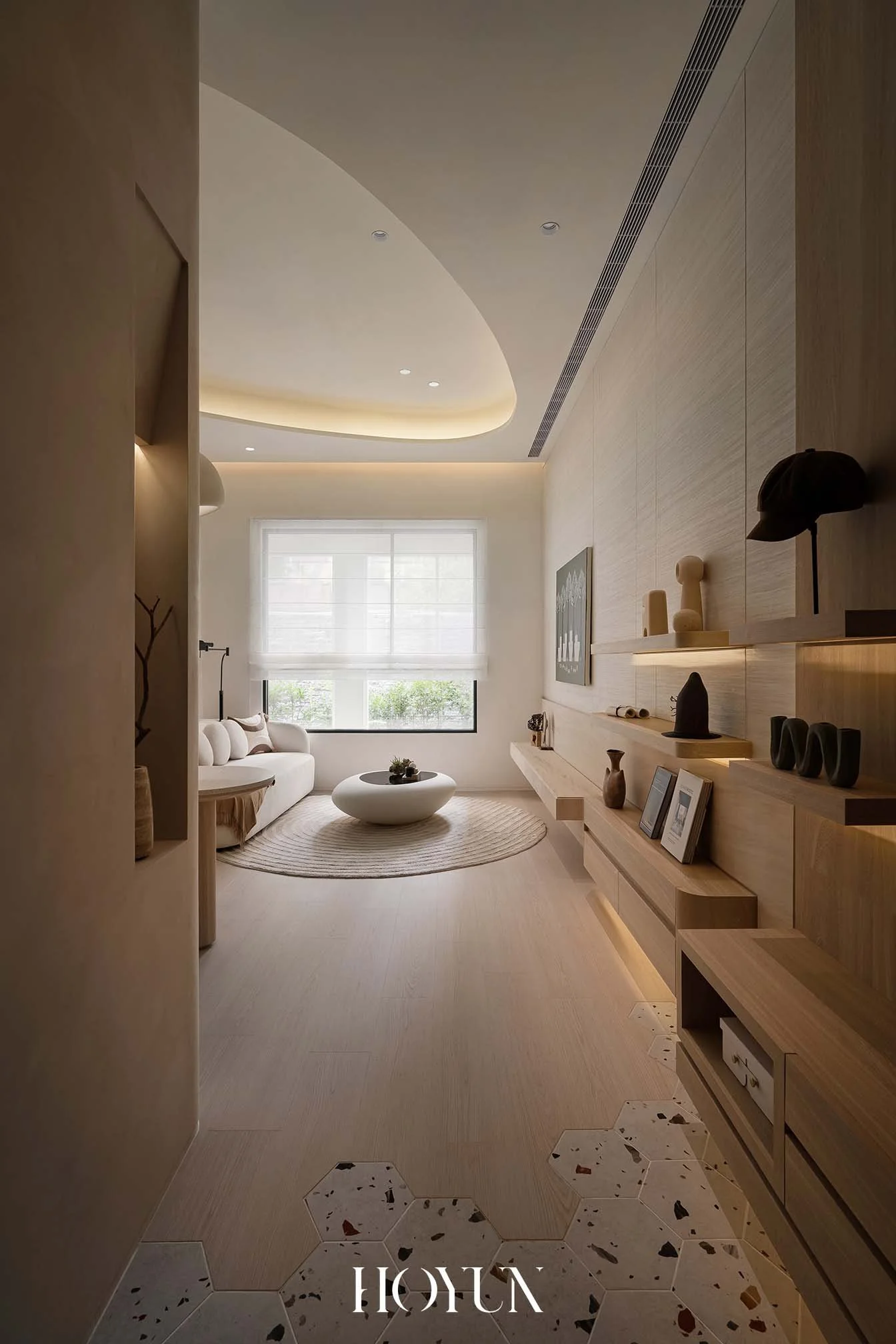 新北林口樣品屋2 走道與展示牆面以櫃體語彙強化觀賞價值（HOYUN 和勻設計）