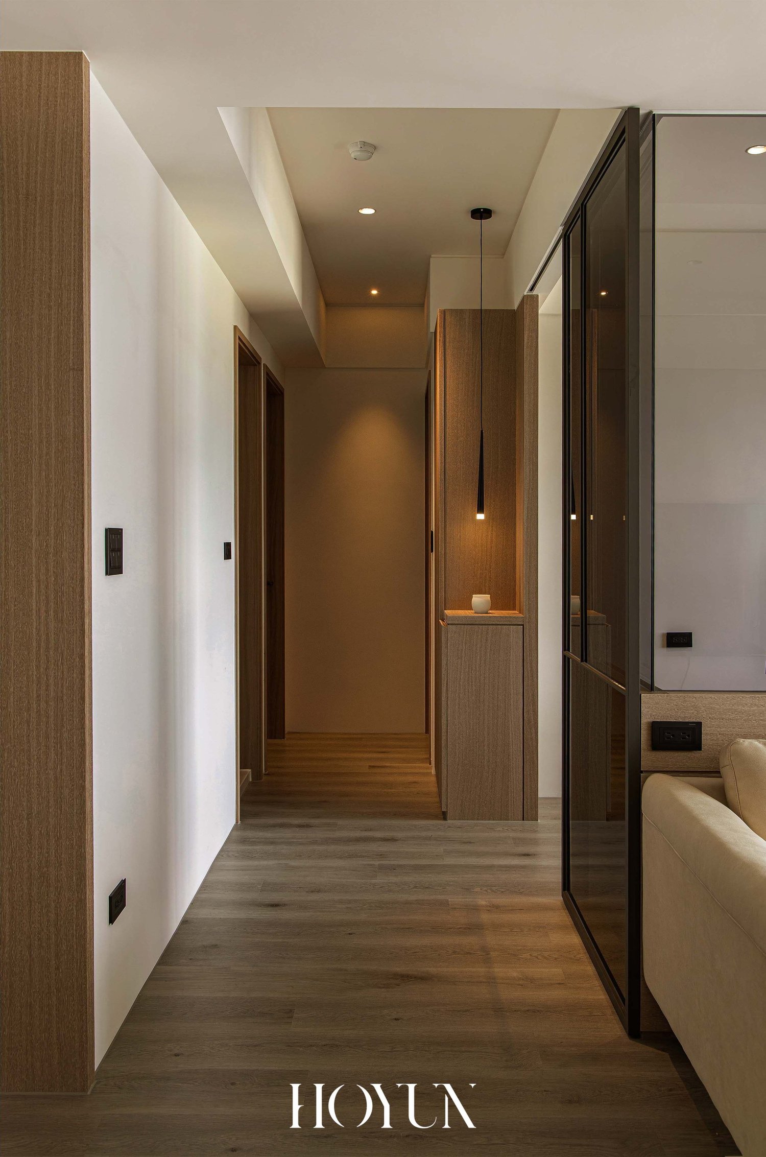 走道端景，特殊漆搭配燈光洗牆，形成低調展示舞台