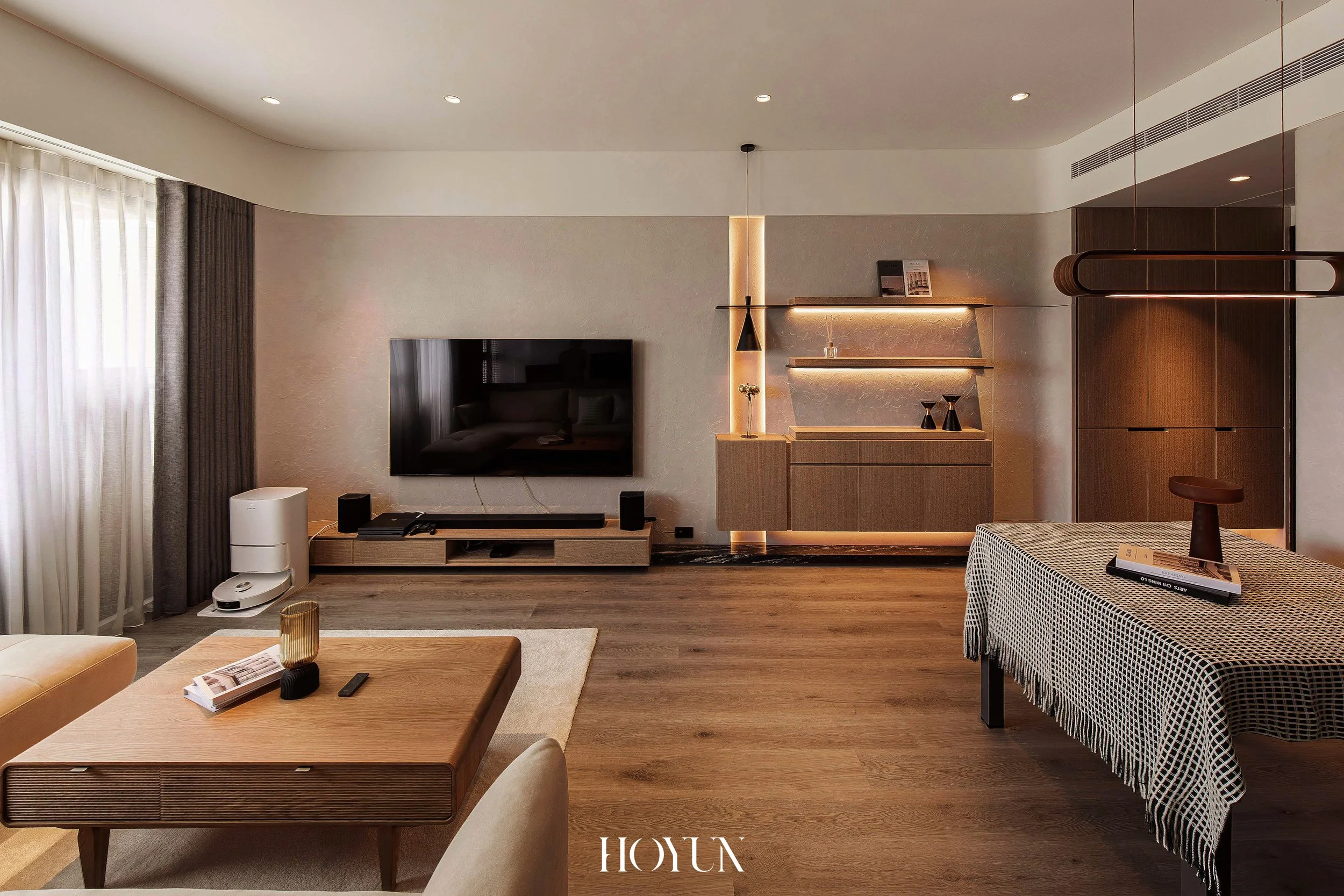 電視主牆與收納整合，展示層板與光影端景