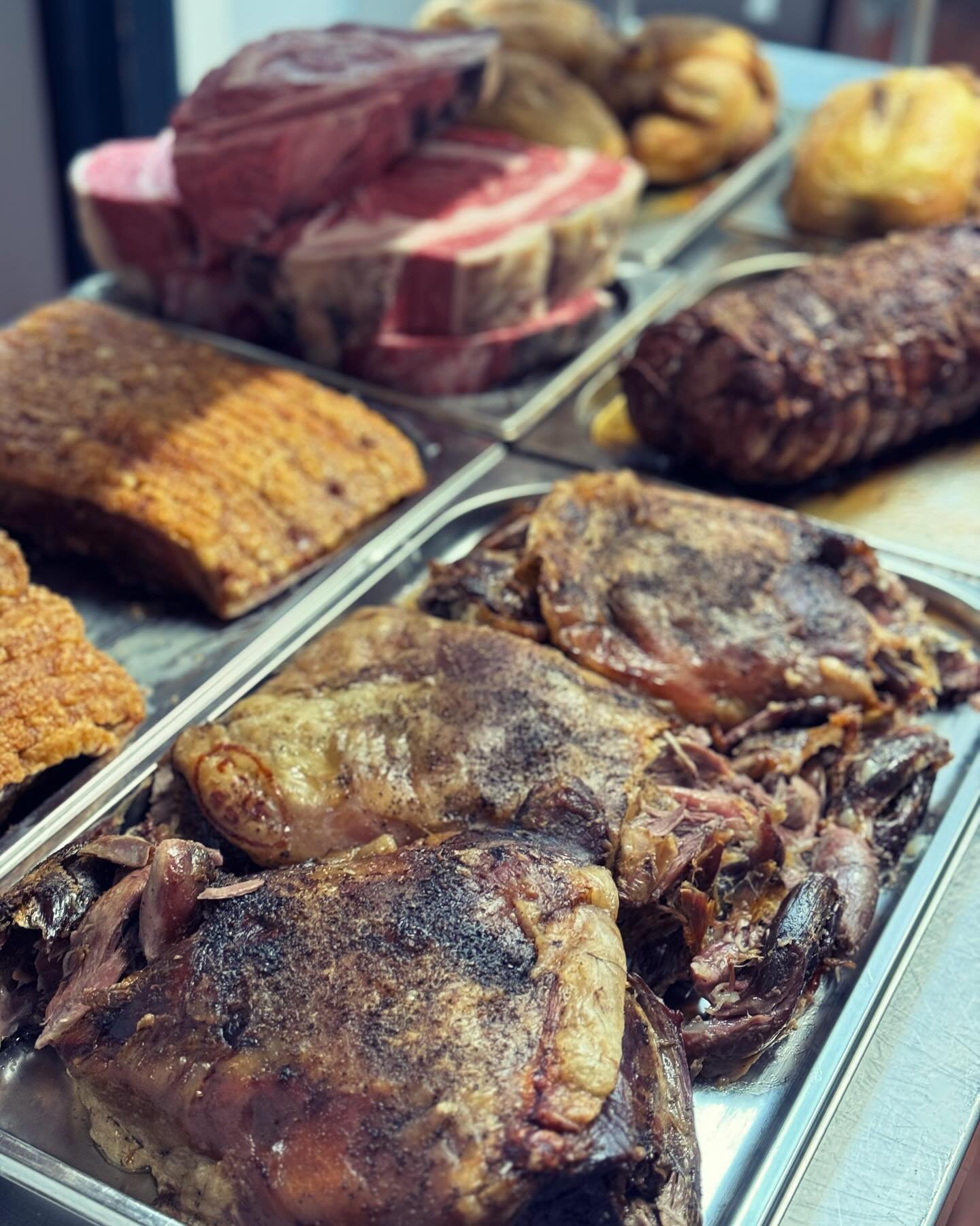Sunday lunch anyone ? 

#roastbeef #roastchicken #roastpork #roastlamb #sundayroast #sundaylunch