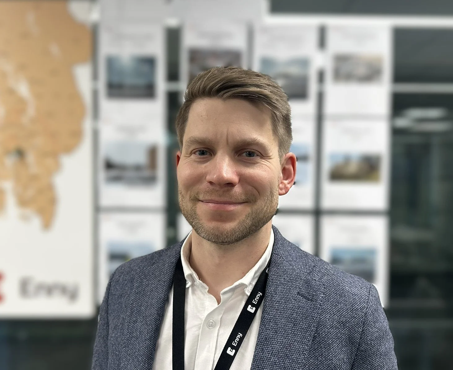 mann i blå dressjakke