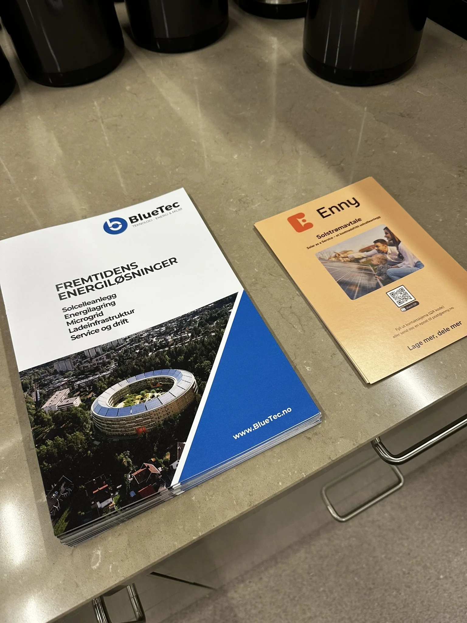 to brosjyrer på et trebord