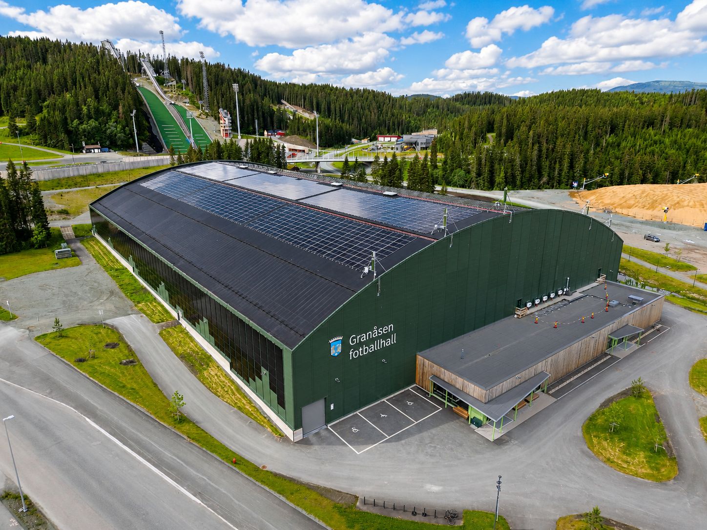 Granåsen fotballhall satser på lokal solenergi – uten investeringskostnad