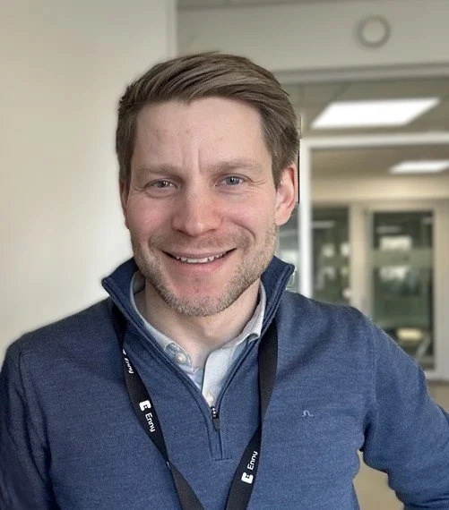 mann smiler med blå genser