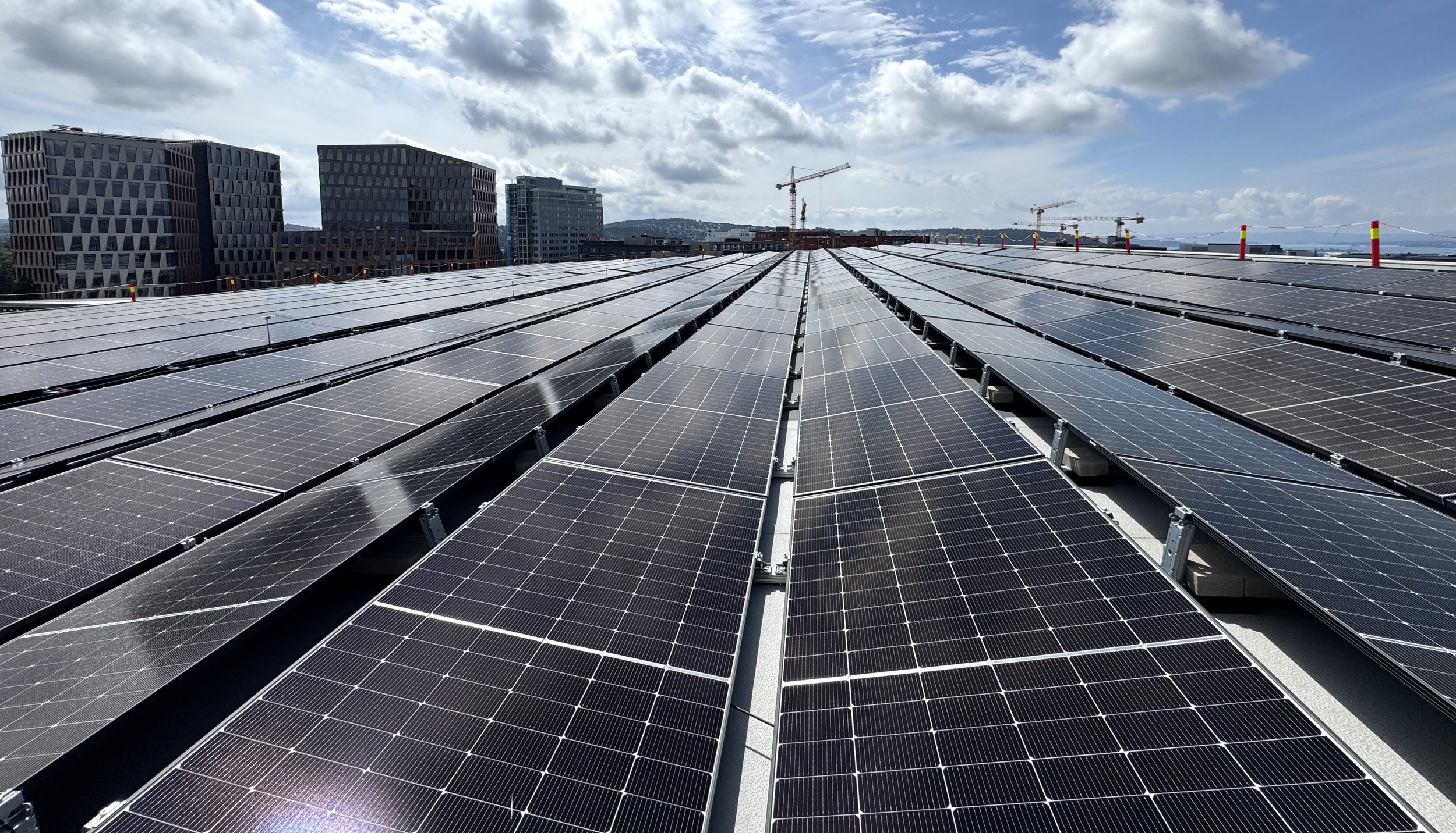 solceller og kontorbygg