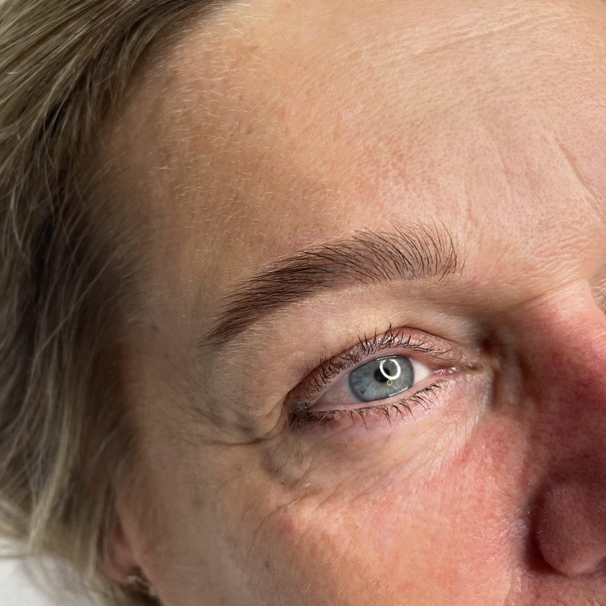 1st time Bot&eacute; Brow Styling + natural tint for this power woman ✔️

Wanneer je voor de eerste keer je wenkbrauwen laat behandelen, is het vaak spannend en hoop je dat je er nog steeds als jezelf uitziet. Daarom vind ik het zelf enorm belangrijk
