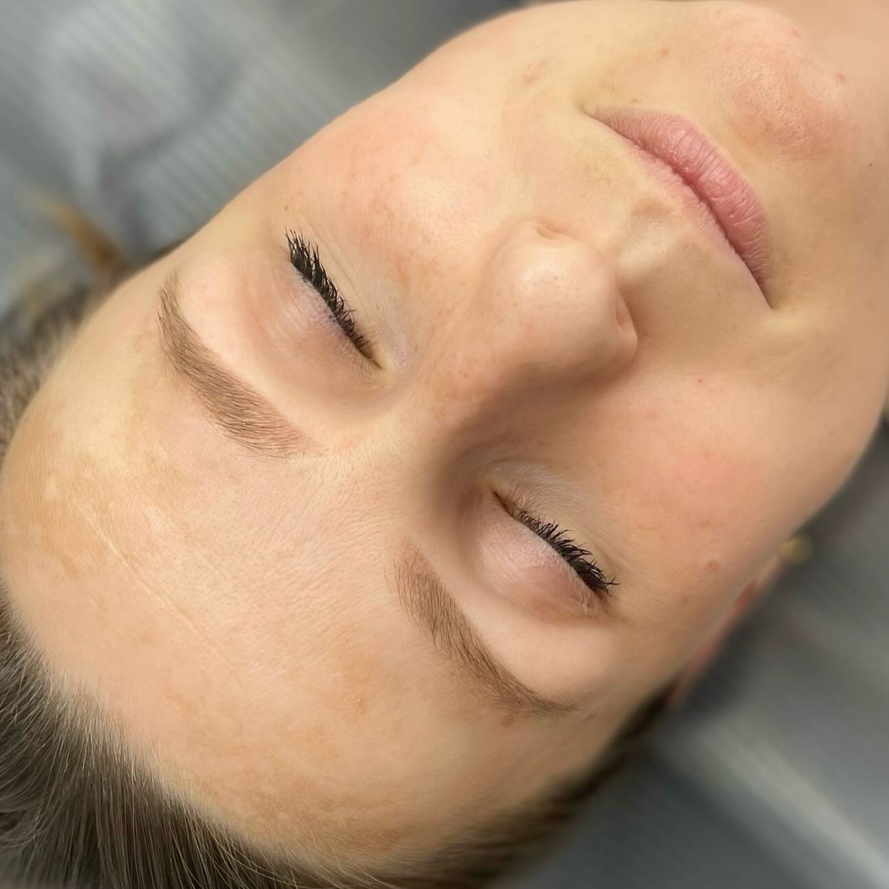 Warm, blonde, natural powder brows 🤎

Swipe voor de voor&amp;na ➡️

Met een bang hartje, na lang twijfelen zette ze de stap naar  powder brows. We startten de sessie met een duidelijke uitleg van de stappen, de verwachtingen en wensen.
Ik begrijp al