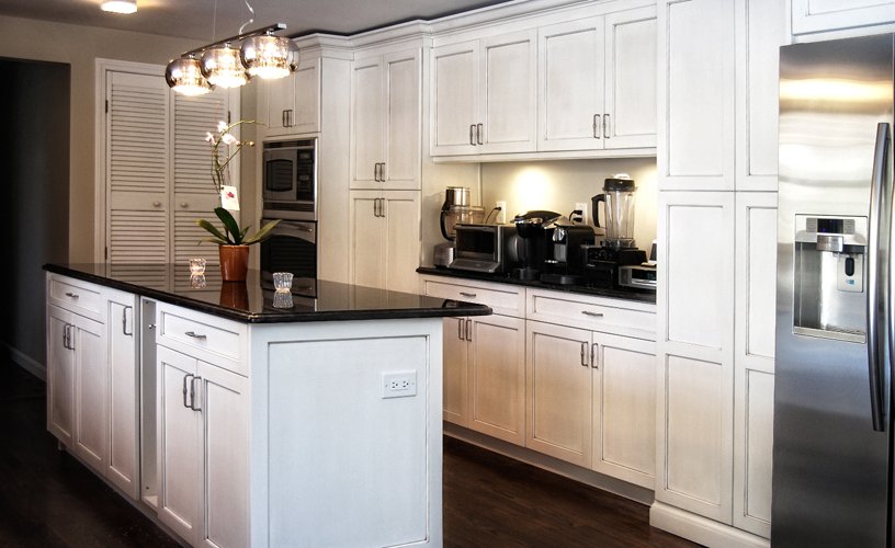 Plain-and-Fancy-vogue-style-ivory-cabinets-.jpg