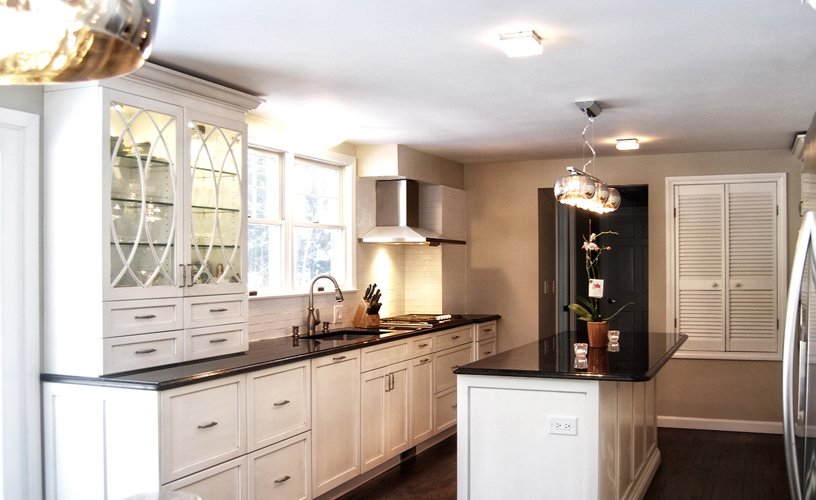 Plain-and-Fancy-glaze-collection-ivory-cabinets-glass-doors-.jpg