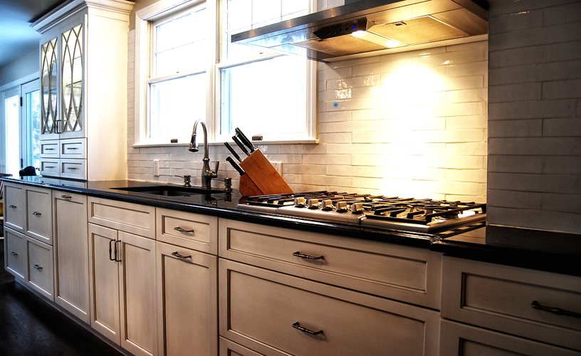 Plain-and-fancy-glaze-collection-vogue-ivory-low-sheen-rustic-cabinets-.jpg