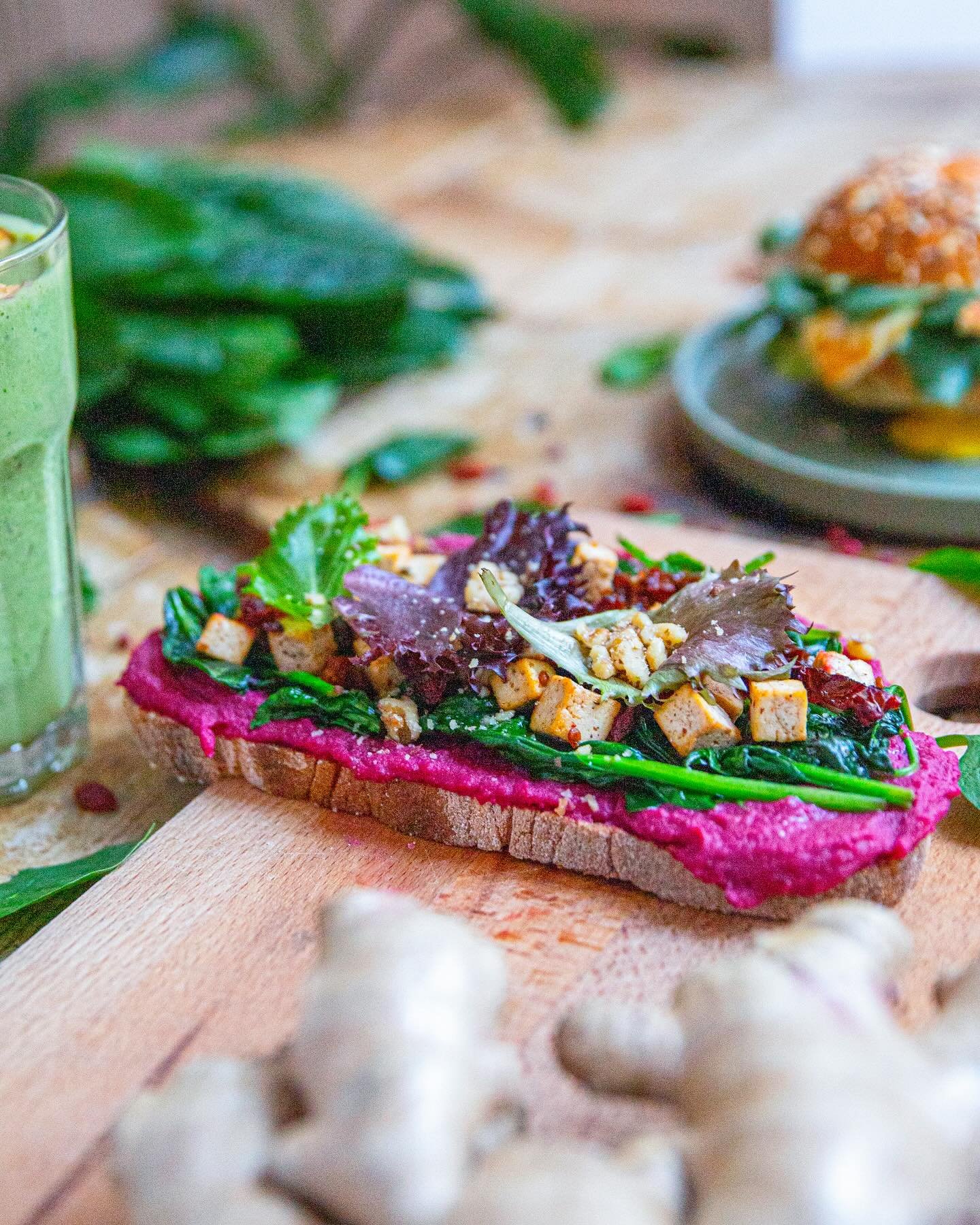 J&aacute; conheciam o nosso Pink Hummus? &Eacute; feito com pasta de gr&atilde;o com beterraba, tahini e especiarias! 🤤🍃

Have you tried our Pink Hummus? It&rsquo;s made with chick pea and beetroot paste, tahini and spices! 🤤🍃