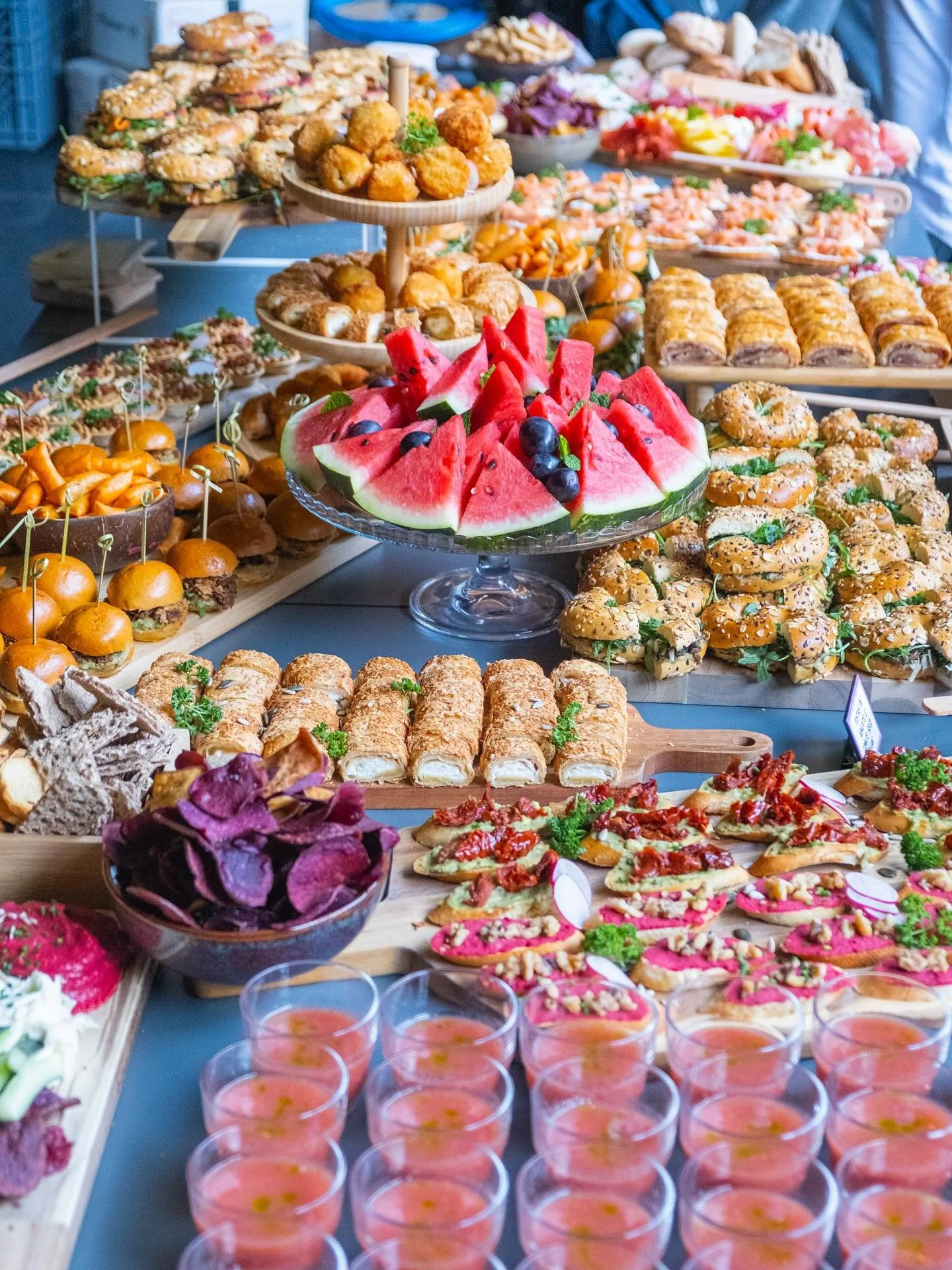 Mesas cheias de cor e sabor s&atilde;o a nossa especialidade! Sabe mais sobre o nosso servi&ccedil;o de catering e envia e-mail para ola@faunafloralisboa.com 📩

Table settings full of color and taste are our speciality! Know more about our catering 