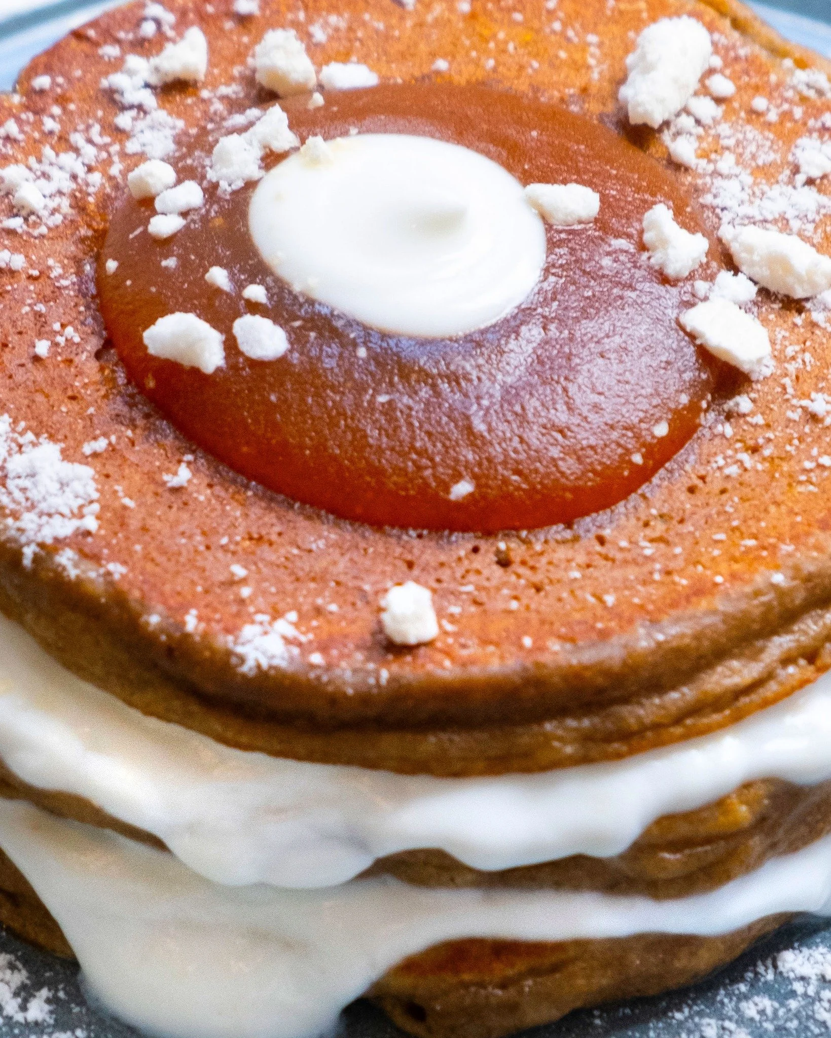 Panqueca Avena: feita com massa de banana e aveia, iogurte natural e compota feita por n&oacute;s, &eacute; uma op&ccedil;&atilde;o saud&aacute;vel para todas as idades! 🍃

Avena Pancake: made with banana and oats batter, yogurt and homemade apple j