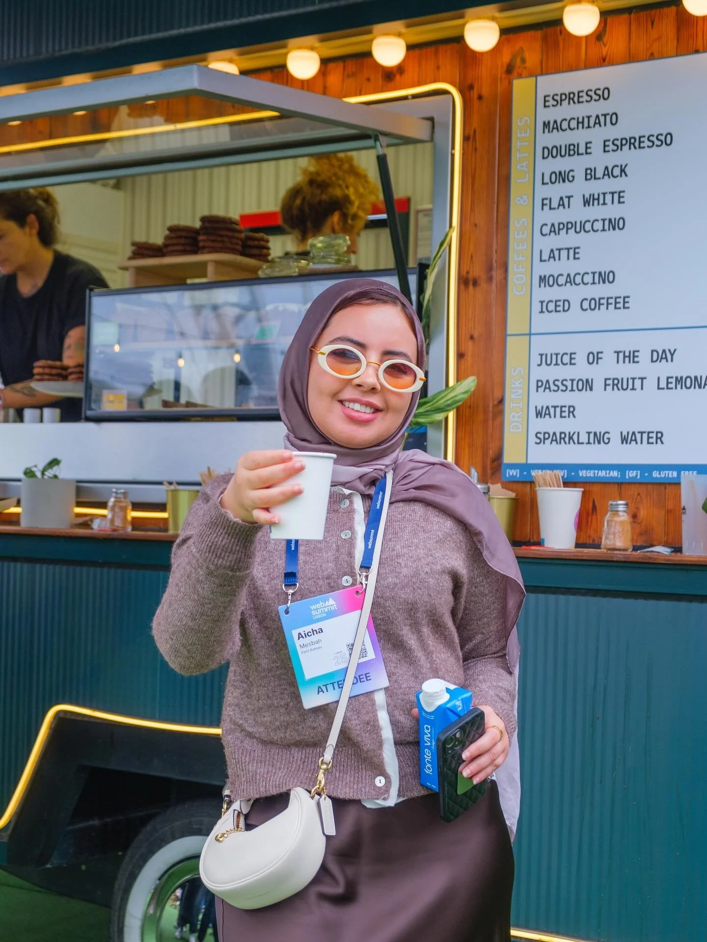 Mesmo debaixo de chuvas e vento, conseguimos espalhar boas energias, aquecer com lattes quentinhos e provocar sorrisos no @websummit ! Amanh&atilde; h&aacute; mais ✌️🍃

Under rain and wind, we still managed to spread good vibes, warm up with cozy la