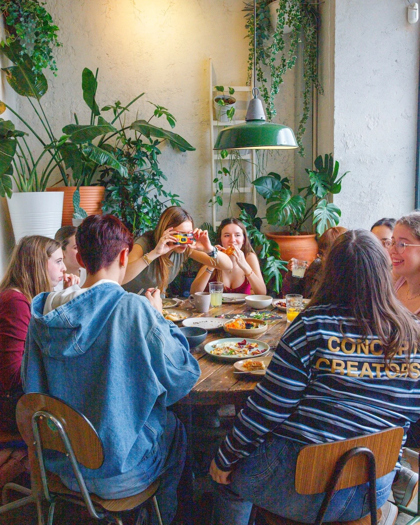 A melhor parte do dia &eacute; &agrave; volta da mesa! Junta os teus amigos e vem almo&ccedil;ar connosco! ✨

The best part of the day happens around the table! Gather your friends and come have lunch with us! ✨