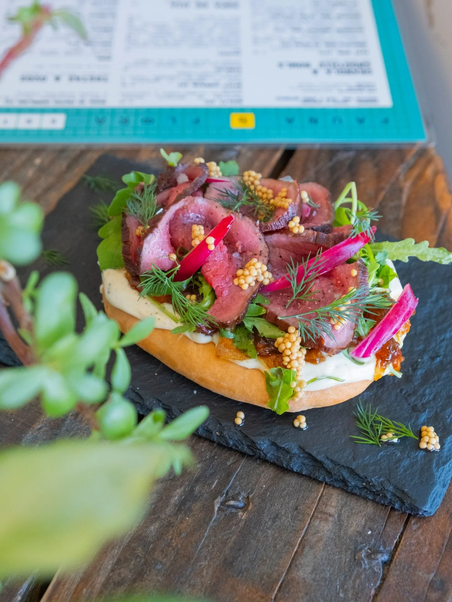 Para partilhar, ou n&atilde;o, n&atilde;o vais resistir &agrave; nossa Roastbeef Focaccia! 🙌

To share or not to share, there&rsquo;s no resisting our Roastbeef Focaccia!🙌

#PRR #NextGenerationEU #Recupera&ccedil;&atilde;oemA&ccedil;&atilde;o