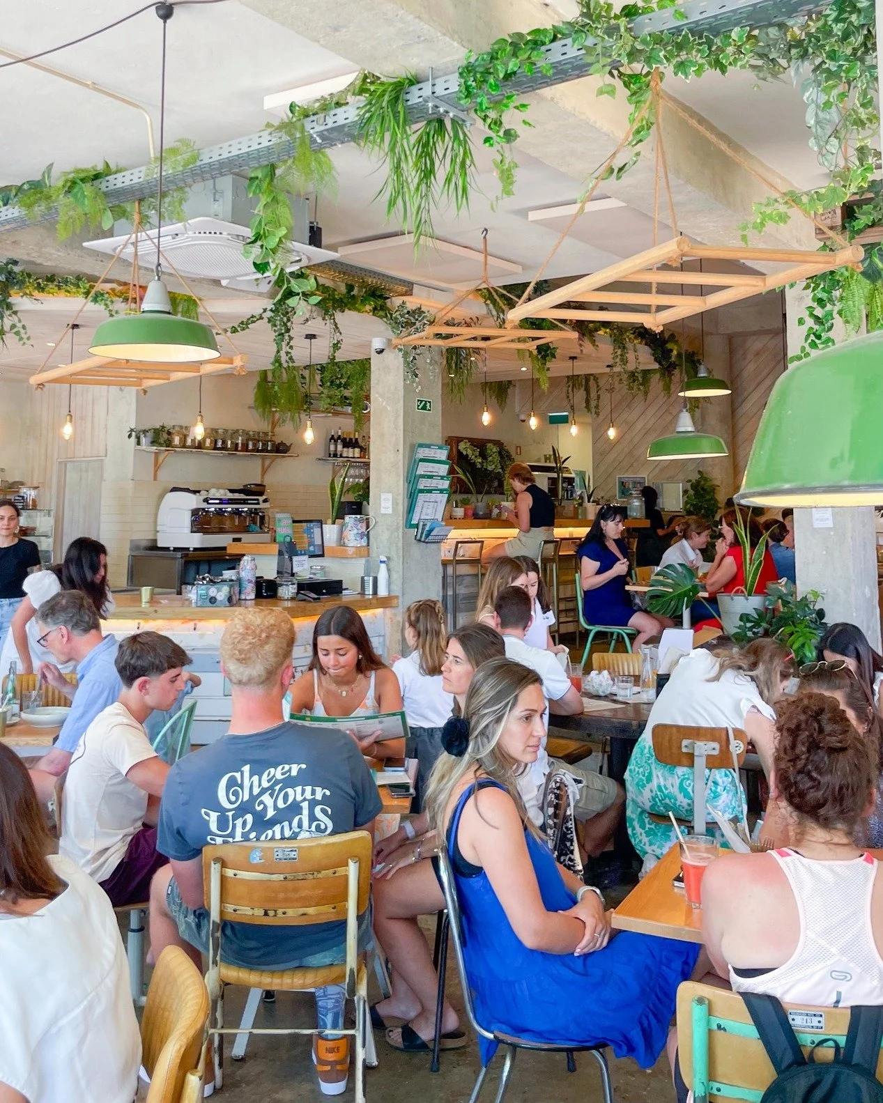 Entrar no fim-de-semana de casa cheia e agora abertos at&eacute; &agrave;s 21h! Sexta, s&aacute;bado e domingo j&aacute; podes ficar connosco at&eacute; mais tarde ✌🍃

Entering the weekend with a full house and now open until 9pm! On Fridays, Saturd
