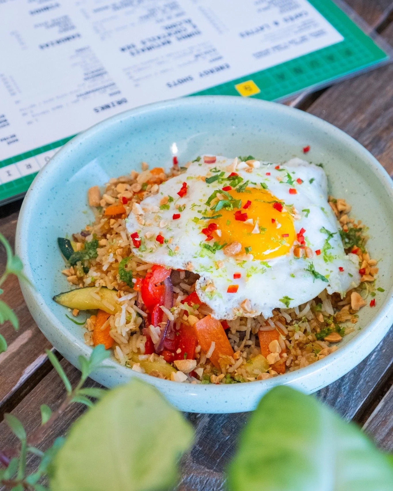 Sugest&atilde;o de almo&ccedil;o que vais querer provar: Nasi Goreng! Arroz salteado com legumes, molho ponzu, ovo estrelado, amendoim tostado, raspa de lima e malagueta ✨

Lunch suggestion you&rsquo;ll definitely want to try: Nasi Goreng! Stir-fried