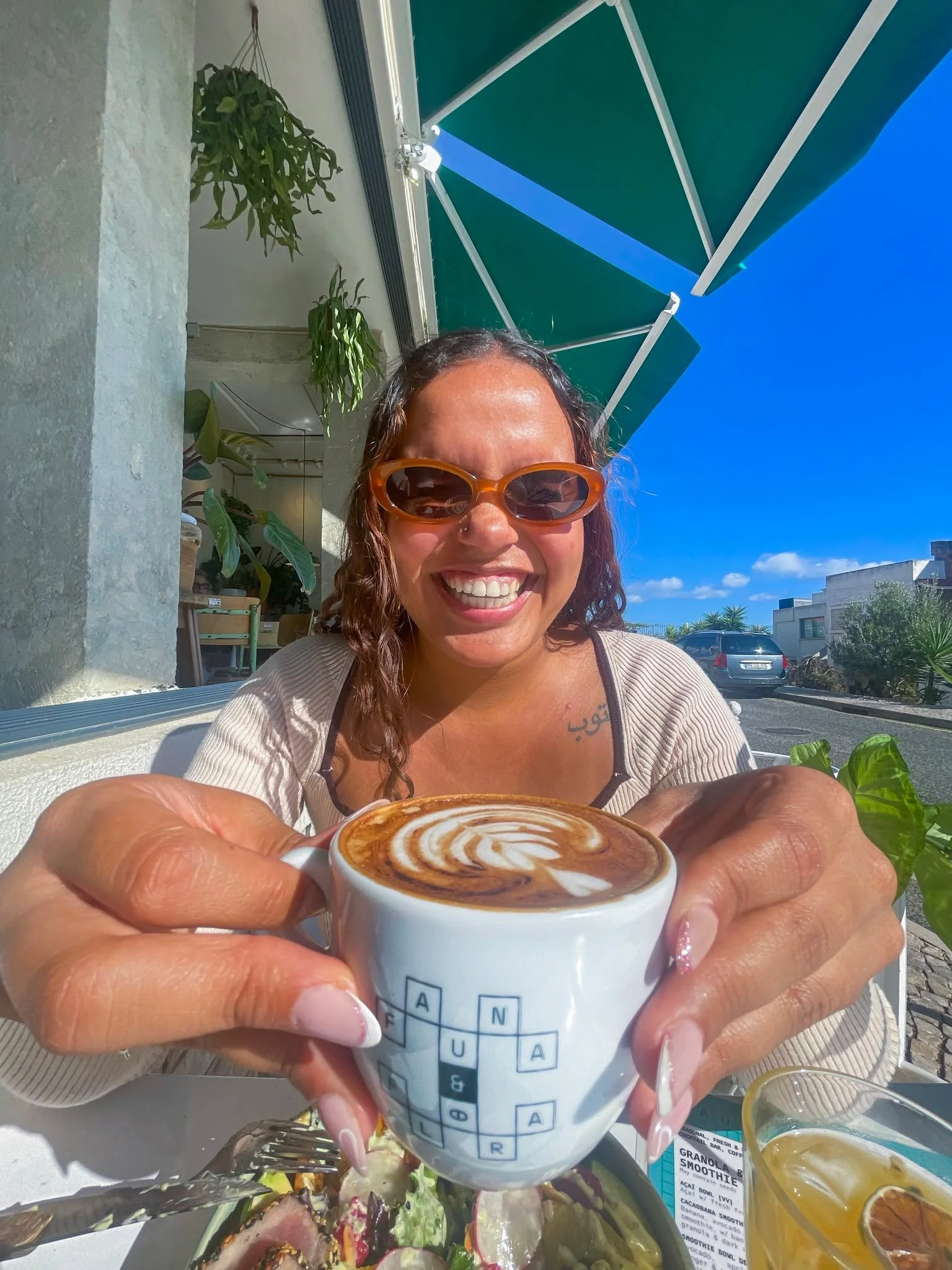 Dias de sol, esplanada e um sorriso na cara 😎
Sunny days, a terrace and a smile 😎

 #esplanadalisboa #esplanada #lisboa❤️ #virałpost