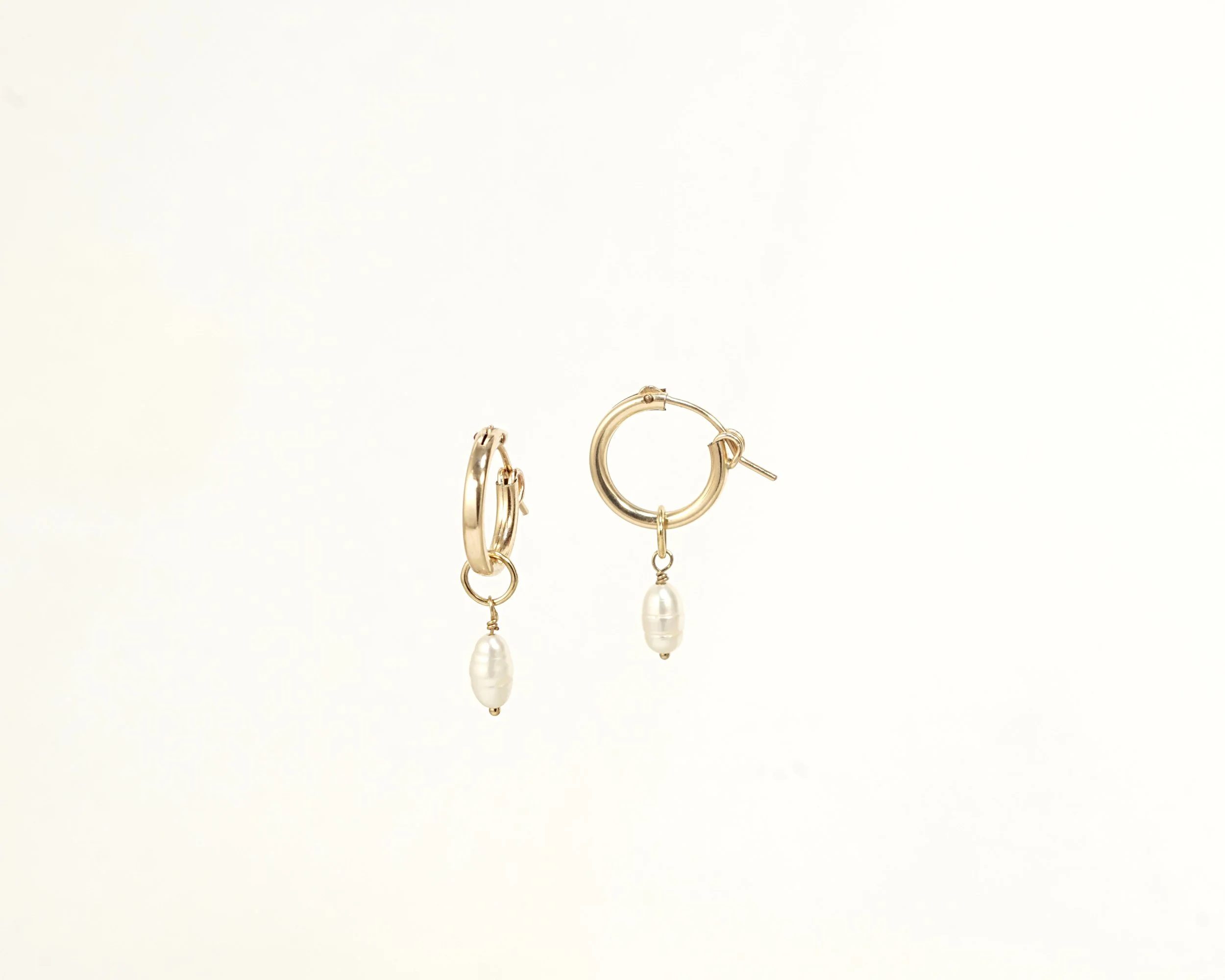 Boucles-creoles-perles-blanches.jpg