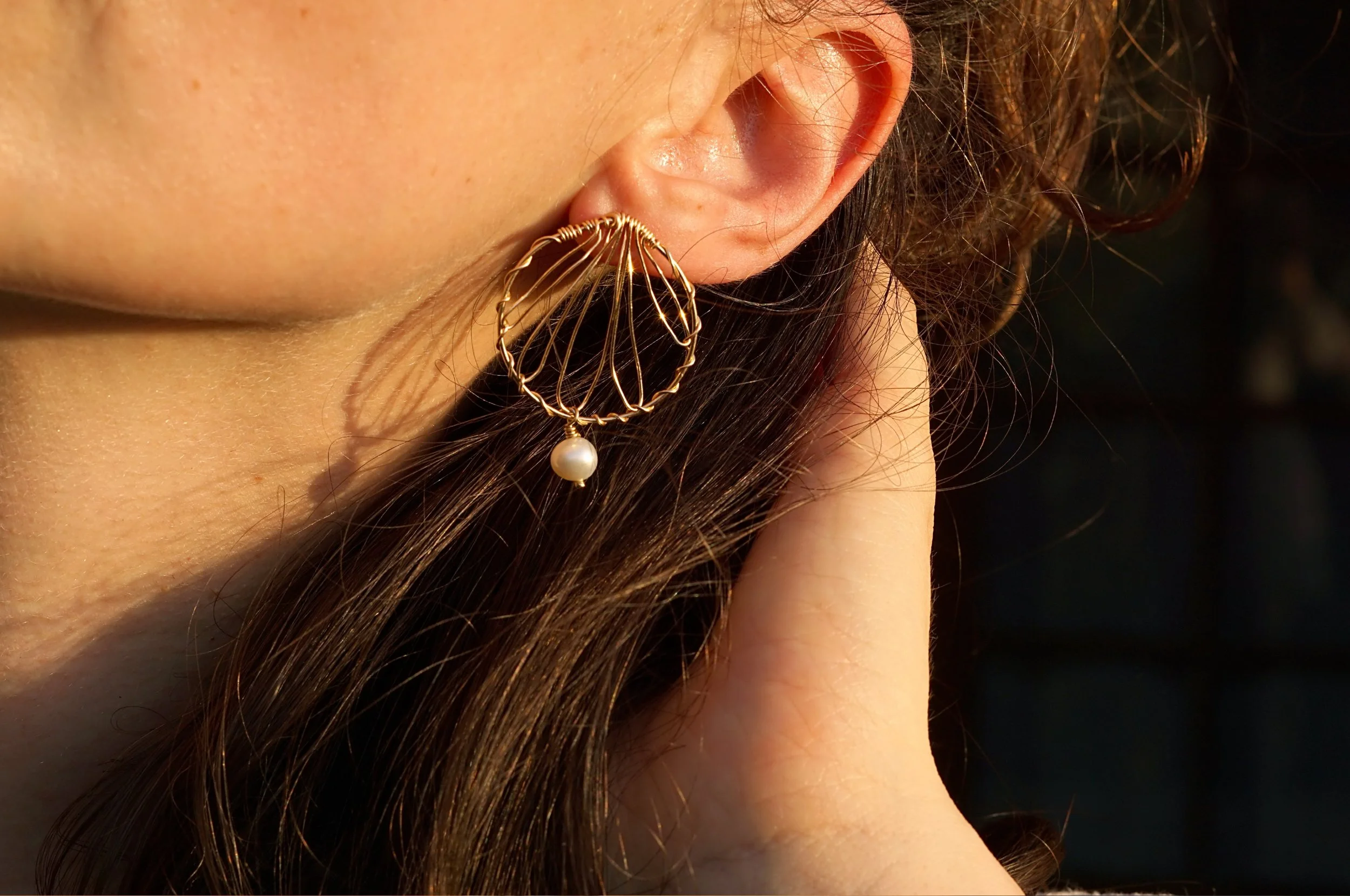 maneli_boucle_oreille_coquillage_or_perle_culture.jpg