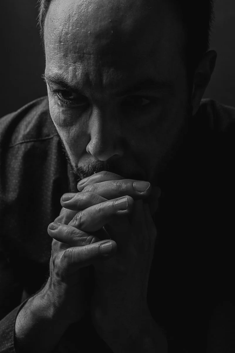 Portrait nachdenklicher Mann mit gefalteten Händen