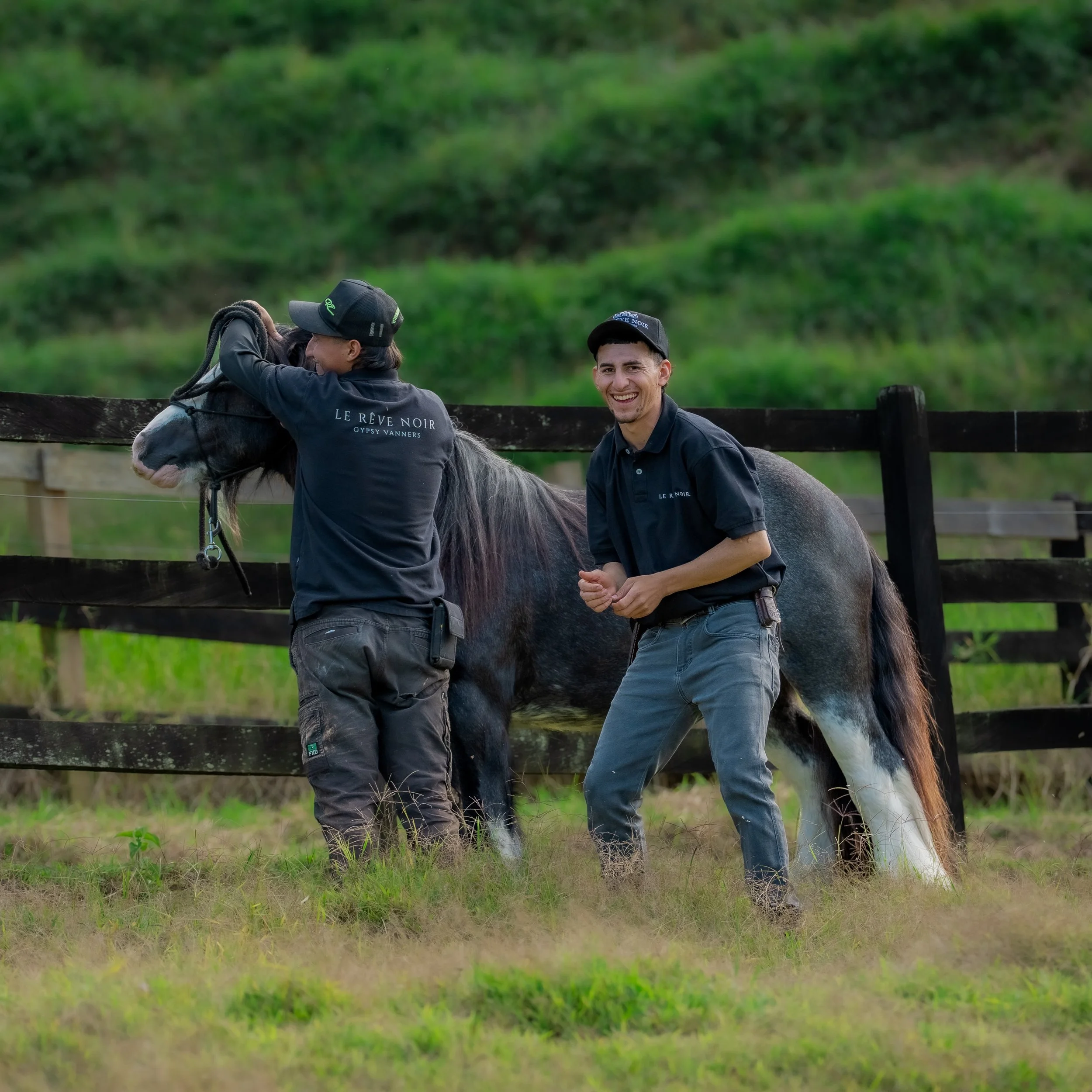 Detr&aacute;s de cada gran fotograf&iacute;a est&aacute; la parte que casi nunca se ve.

Las personas en el campo, ri&eacute;ndose, acomodando el &uacute;ltimo detalle y, de alguna manera, convenciendo a un caballo de que quedarse quieto durante trei