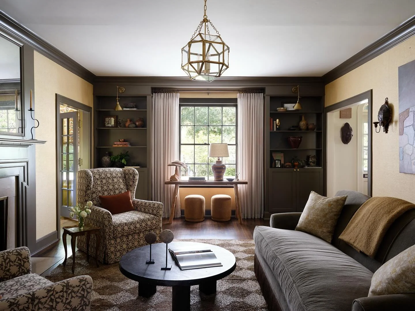 The cozy textures & warm palette of this living room have me craving fall weather /// 90 degrees in October doesn’t feel right and has me missing the 4 seasons from my time in New York 🙃