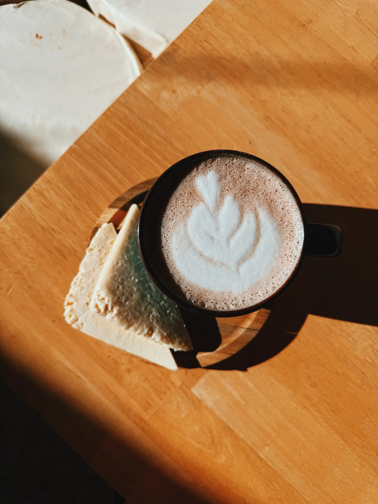 Quesito con Chocolatico para matar este fr&iacute;o 🥶 Show of hands&hellip;anyone else pair their hot chocolate with cheese (yes, cheese) or is it a Colombian thing? 🇨🇴

#hotchocolate #njcafe #cafe #cafecito #bergencounty