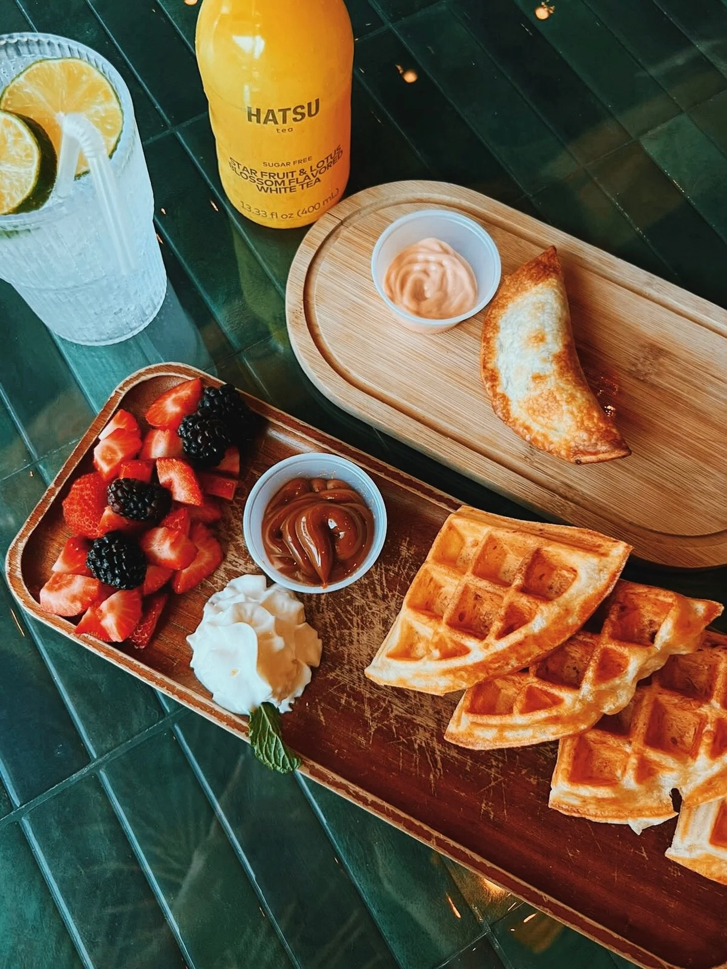 Desayunito, anyone? We honestly could enjoy our Waffle Bono any time of day&hellip;but, nothing beats a freshly baked pandebono in the morning! Warm, cheesy, and straight out the oven, just how it should be. Ven por el tuyo, estamos OPEN until 7pm. 
