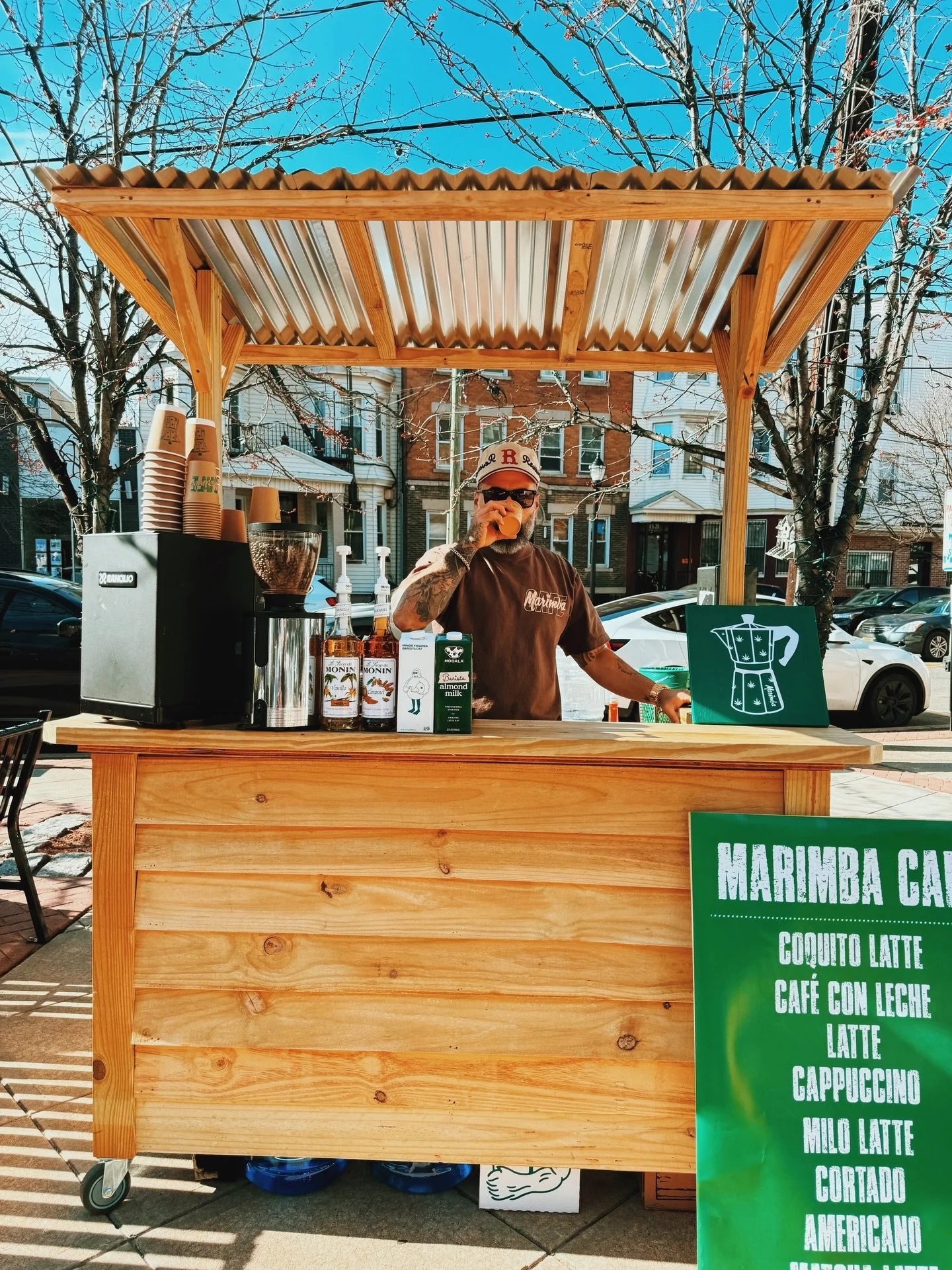 Cafecito &amp; Mercaditos really do go hand in hand anddd El Kiosko (our new coffee cart 😉) officially has its first mercado in the books! Huge GRACIAS to nuestra familia @mercadito.collective @hermanitasdesign for allowing us to be a part of the Me
