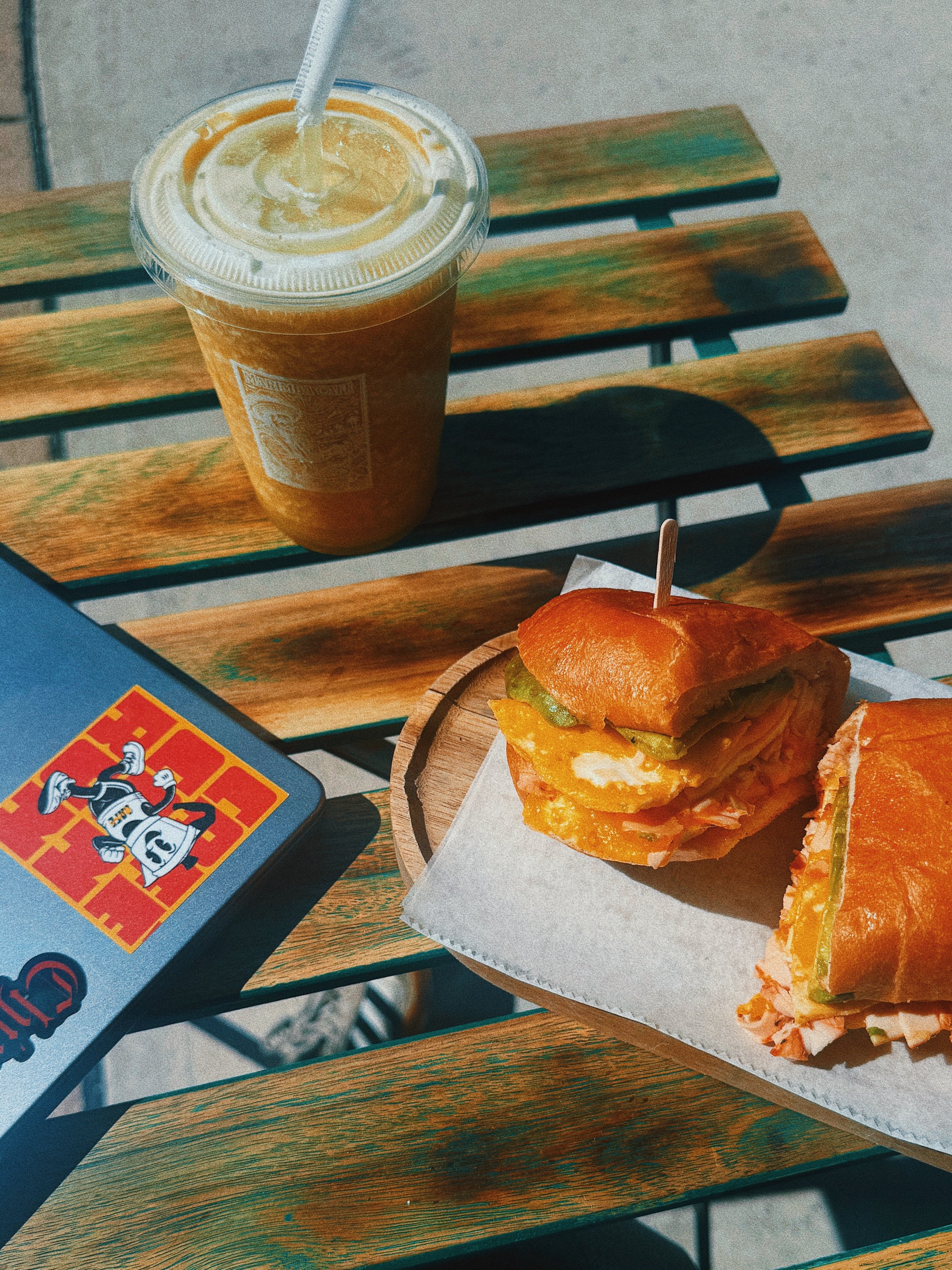 Not every morning calls for coffee (aunque el nuestro viene right after this 👀☕️). Pero today&rsquo;s mood? A freshly blended jugo de lulo + an avocado breakfast sandwich to kick off Monday just right. Stop in or call to order ahead&hellip;we&rsquo;