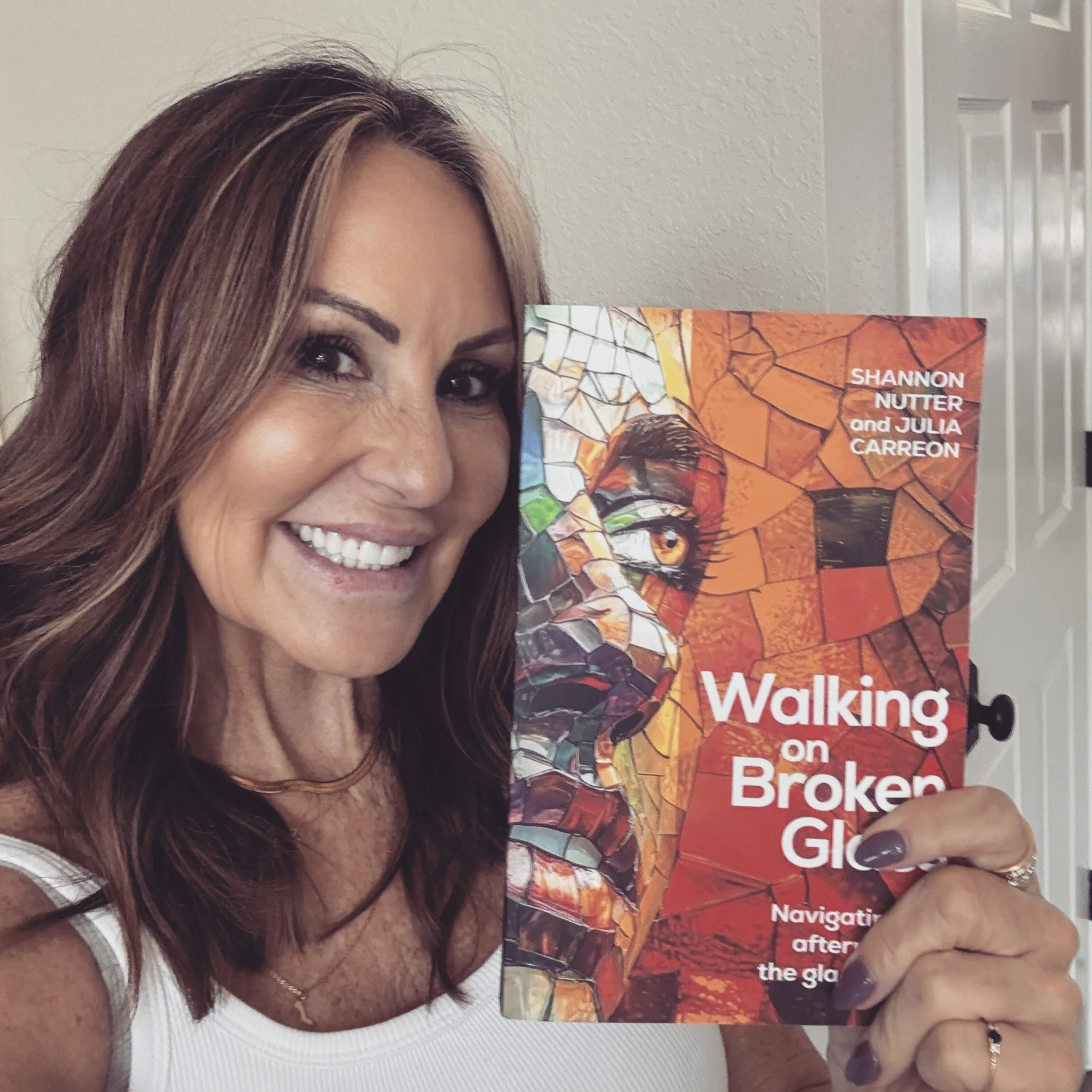 Look what arrived today!! Thank you, Julia C. Carreon and Shannon Nutter, for writing this book and your proclamation that "Nobody is coming to save us - so we'll lead a revolution to save ourselves. Chef's Kiss!

#drcynthia #stopdrifting #7minu