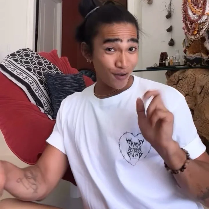 Gaggggged at the BADDEST @bretmanrock wearing our Solidarity Not Charity tshirt!! Mabuhayyyy 😍 Limited sizes are left on our website transdefensefundla.org! Get yours and help us fundraise to order more supplies for safety kits ⛓️ or donate and help