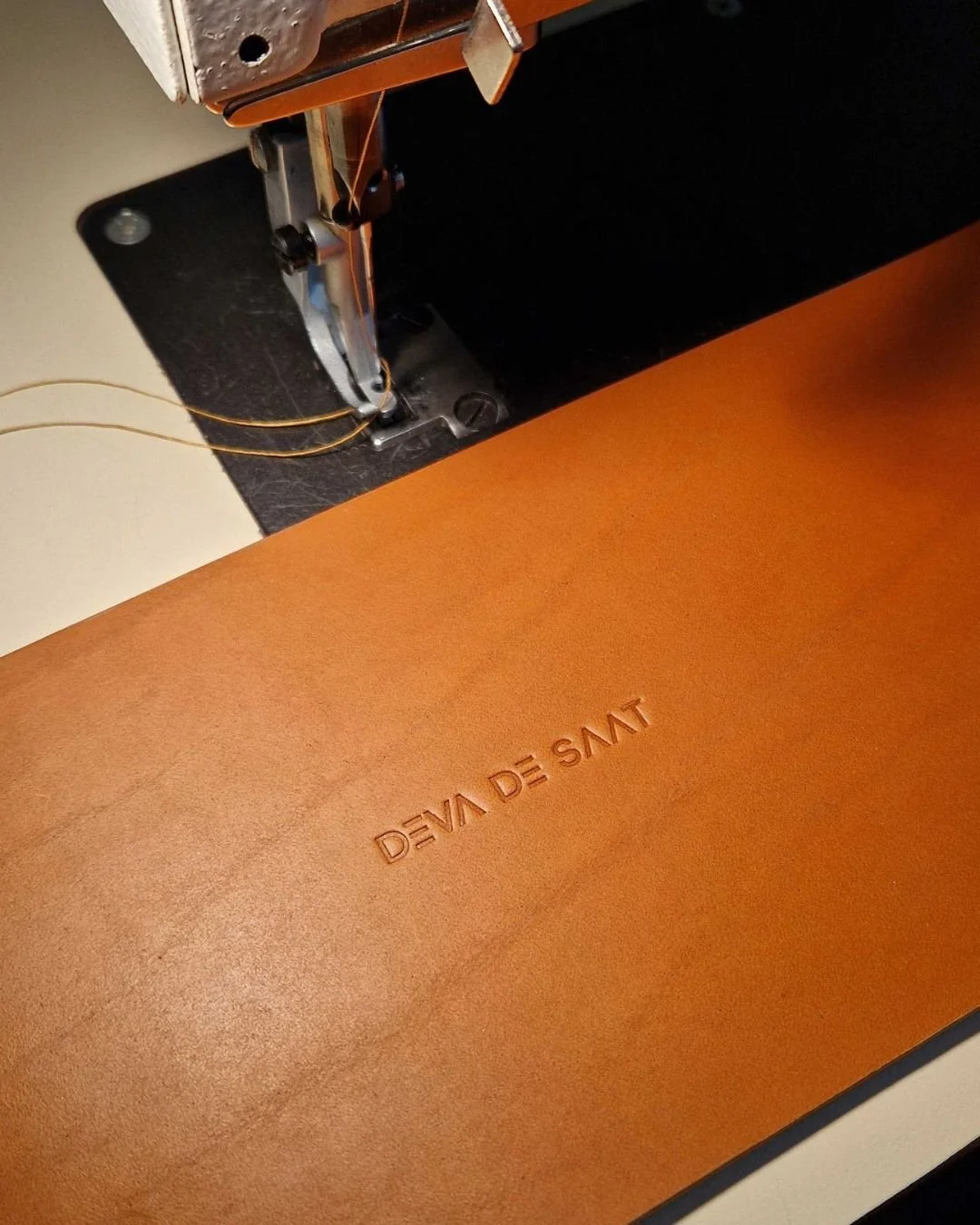 Miluji pr&aacute;ci s kůž&iacute;. Každ&yacute; den si v ateli&eacute;ru pln&iacute;m svůj sen a tě&scaron;&iacute;m se, až spln&iacute;m ten V&aacute;&scaron;.

//

I love leatherworking. Every day in the atelier I fulfill my dream and I look forwar