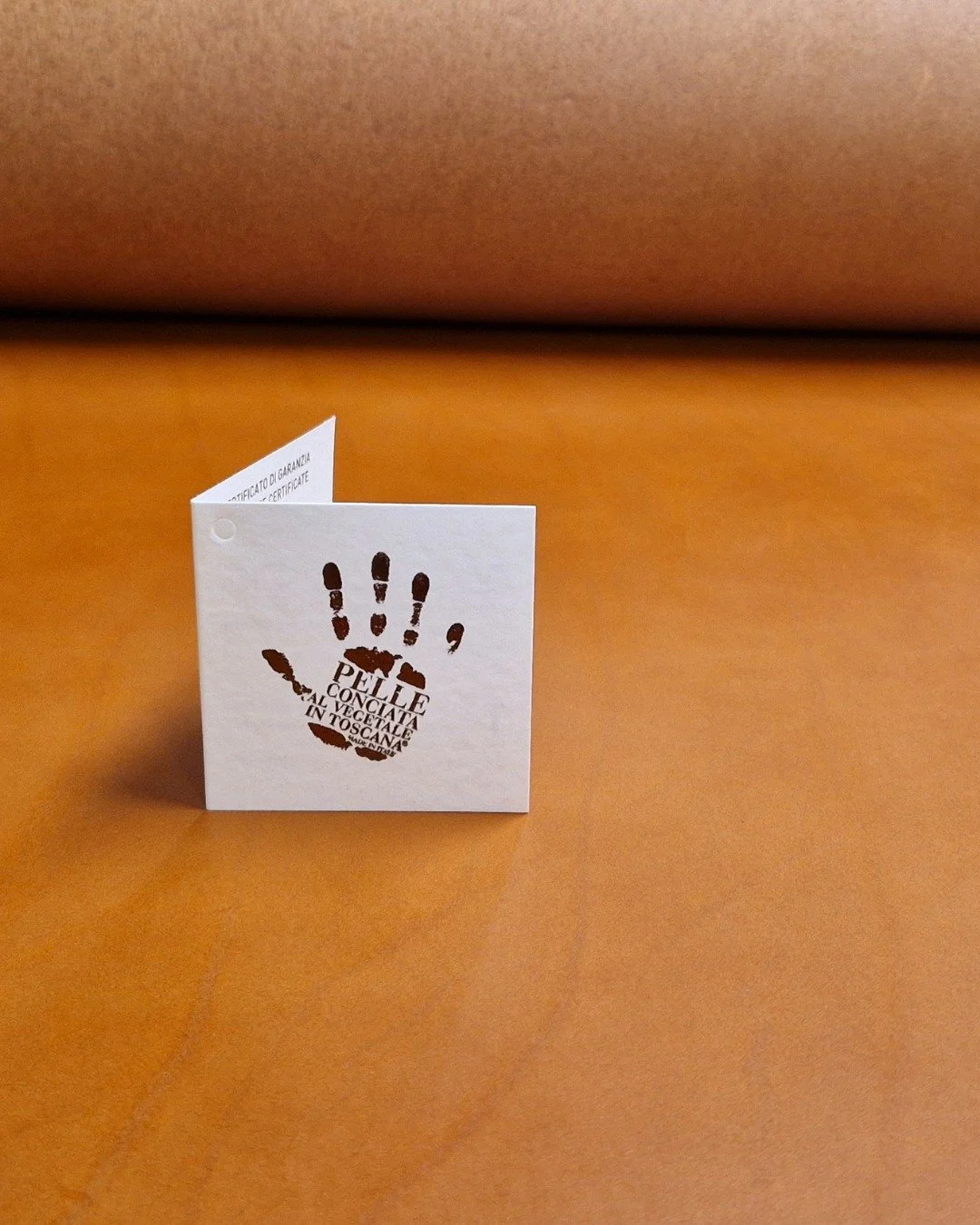 Certifik&aacute;t Pelle Conciata al Vegetale in Toscana (Tř&iacute;sločiněn&aacute; useň v Tosk&aacute;nsku) garantuje nejvy&scaron;&scaron;&iacute; kvalitu a př&iacute;sn&eacute; dodržen&iacute; norem při řemesln&eacute;m zpracov&aacute;n&iacute; et