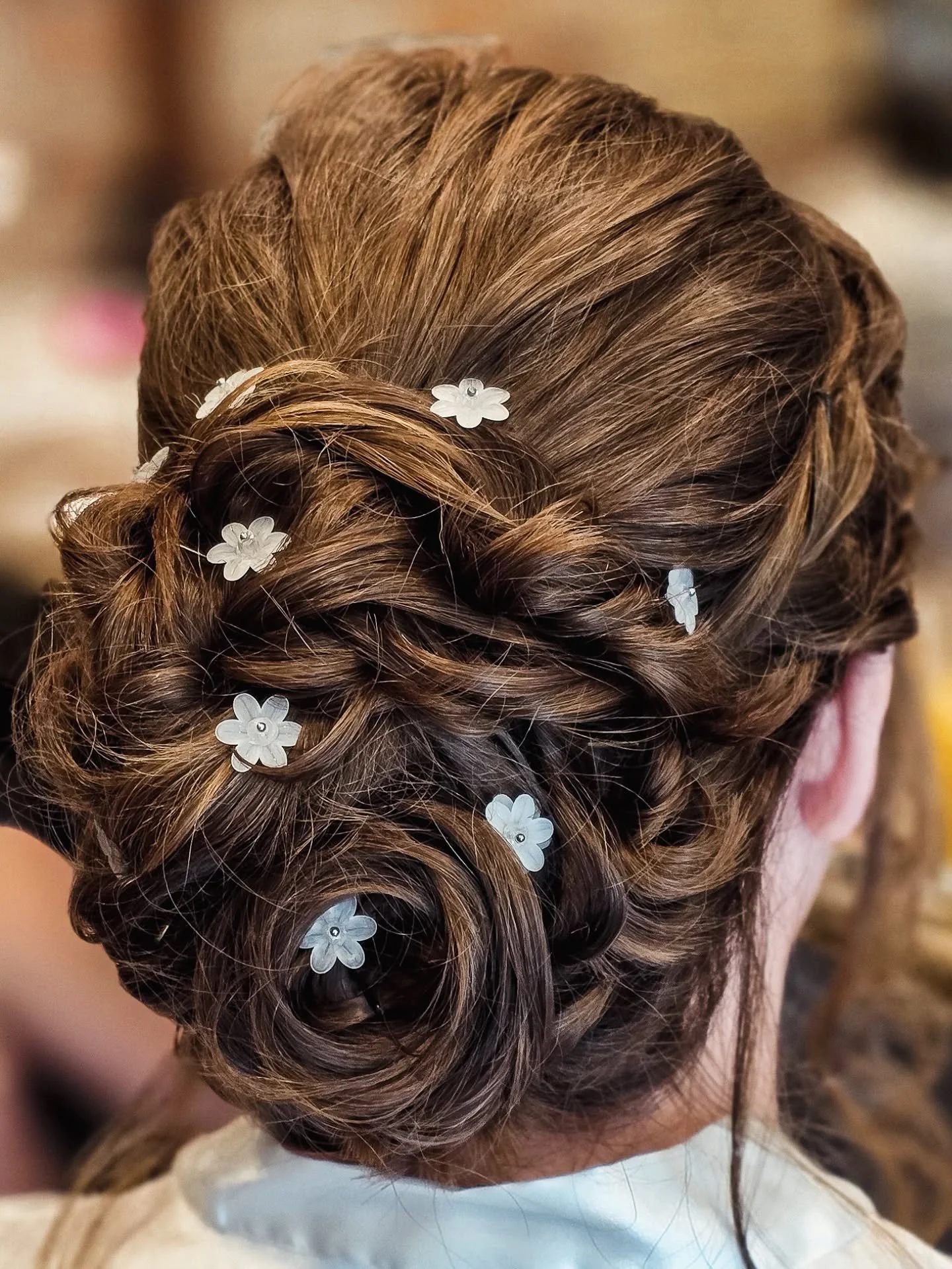 Lisa traveled to @dellaterramountainchateau this morning for some gorgeous up-dos!! Congratulations, Brittany! Such a lovely day for a wedding!✨️
