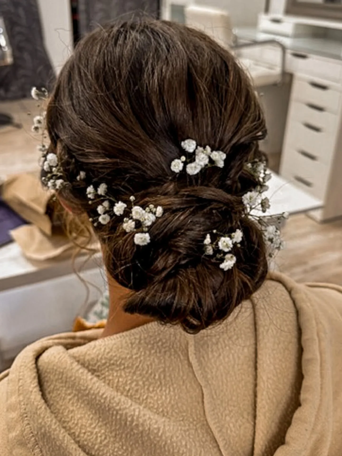 The CUTEST updo with baby's breath! 🌸
