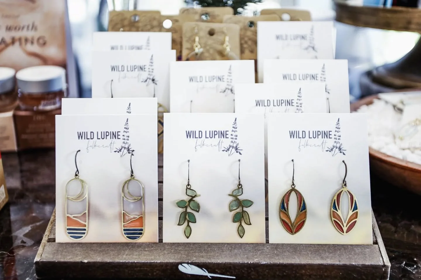 ⭐️ 'Tis the season of gifting! And, we have a BUNCH of great gifts in our boutique!! Come by after Thanksgiving, and take advantage of our Black Friday, Small Business Saturday, and Sunday Fun-day Sales!! ⭐️

📸 by @beautyseeker_photography