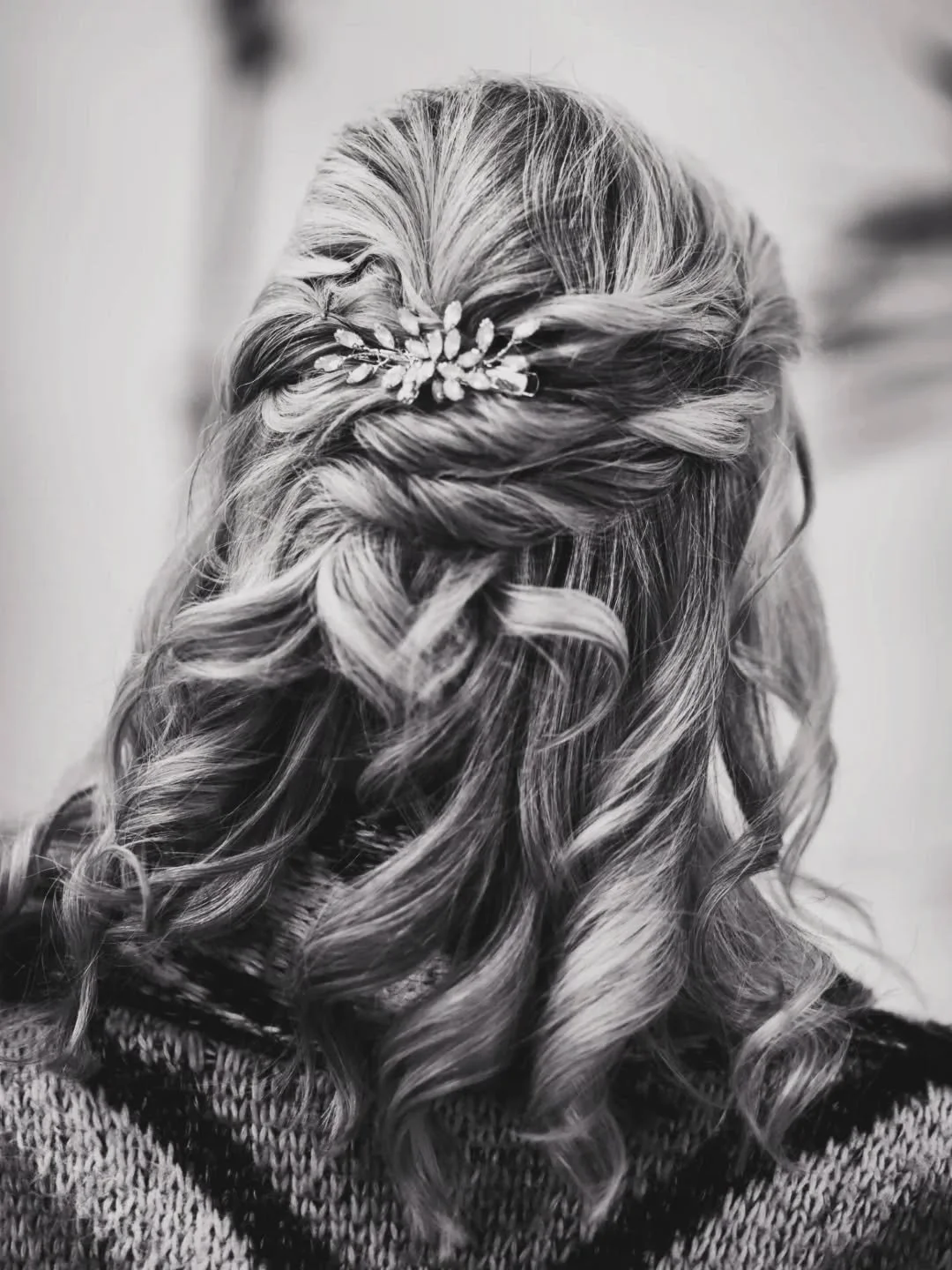 Loooove this wedding look by @alltwistedup.bykt! Let us know if you'd like to book a wedding or special occasion style! ✨️