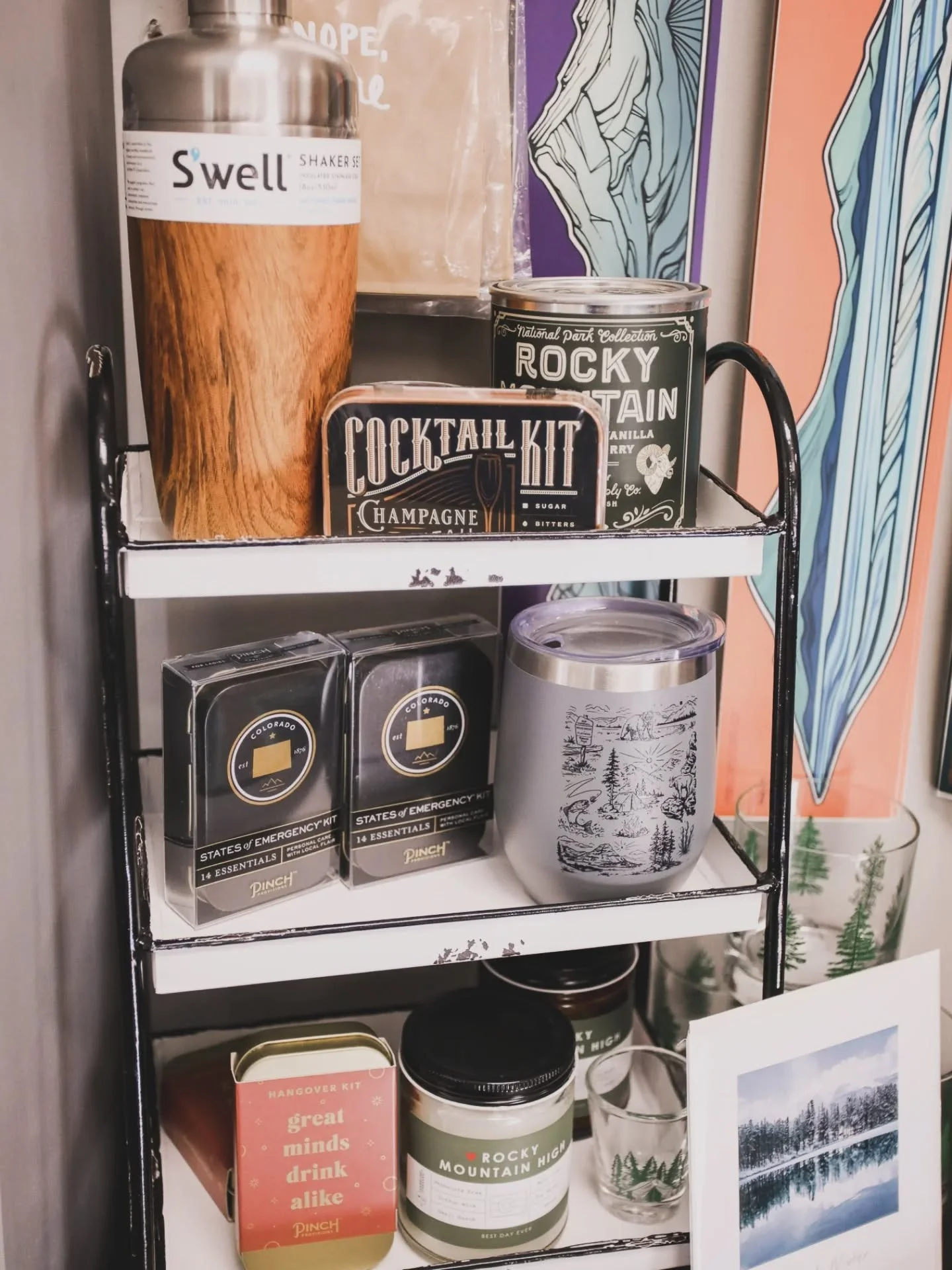 🎄🎁🎅⭐️ Just some sweet little corners of our boutique @glacierlilybeauty_ep! Visit us tomorrow for the last day of our 🎡SPIN-TO-WIN 🎡 sale! ⭐️🎅🎁🎄

📸 @beautyseeker_photography