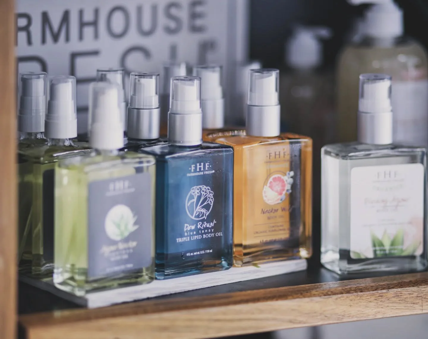 ⭐️ Want to smell amazing while revitalizing your skin? @farmhousefresh body oils are just the thing! These treatment oils visibly quench and transform dry skin all over, while leaving you hydrated all winter long. Stop by to try these! So worth it! ⭐