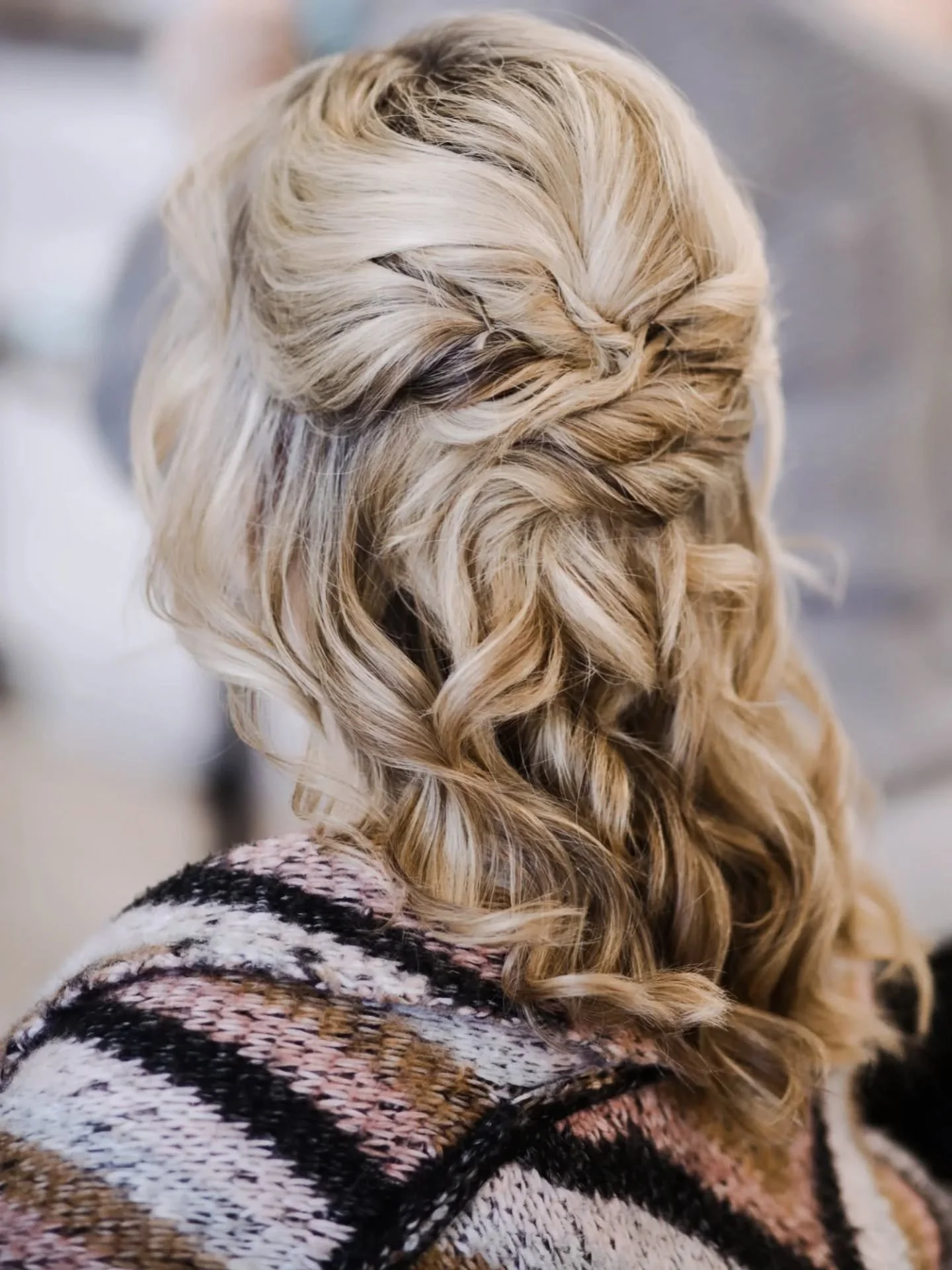 ✨️🔔💍 When it comes to wedding hairstyles, we know there are *SO* many to choose from! Thankfully, @glacierlilybeauty_ep has some seriously talented bridal hairstylists! Book a trial or free consultation today! 💍🔔✨️