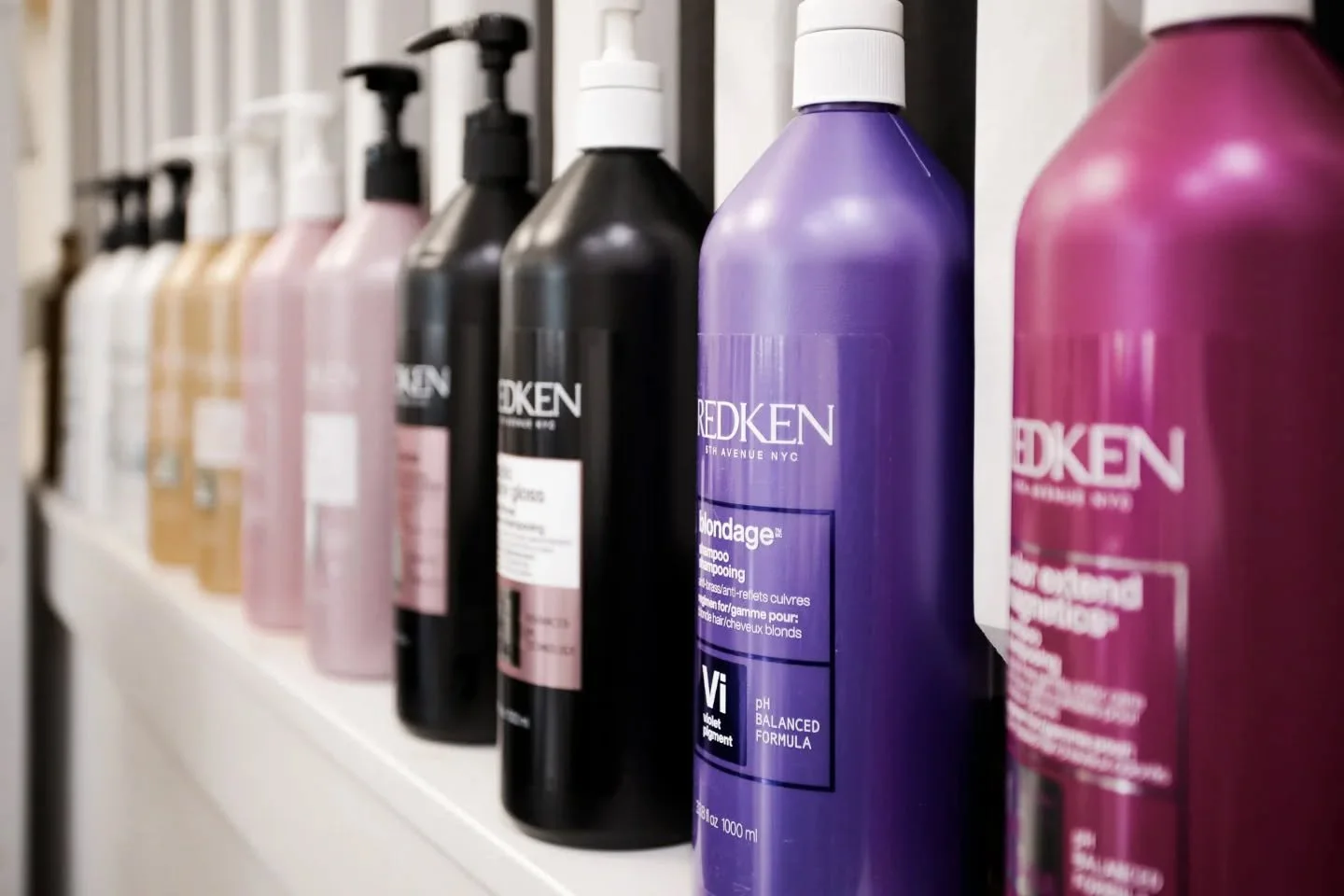 ⭐️ Liters! ⭐️
We have liter-size bottles of some @redken favorites! Get them while they last! ⭐️