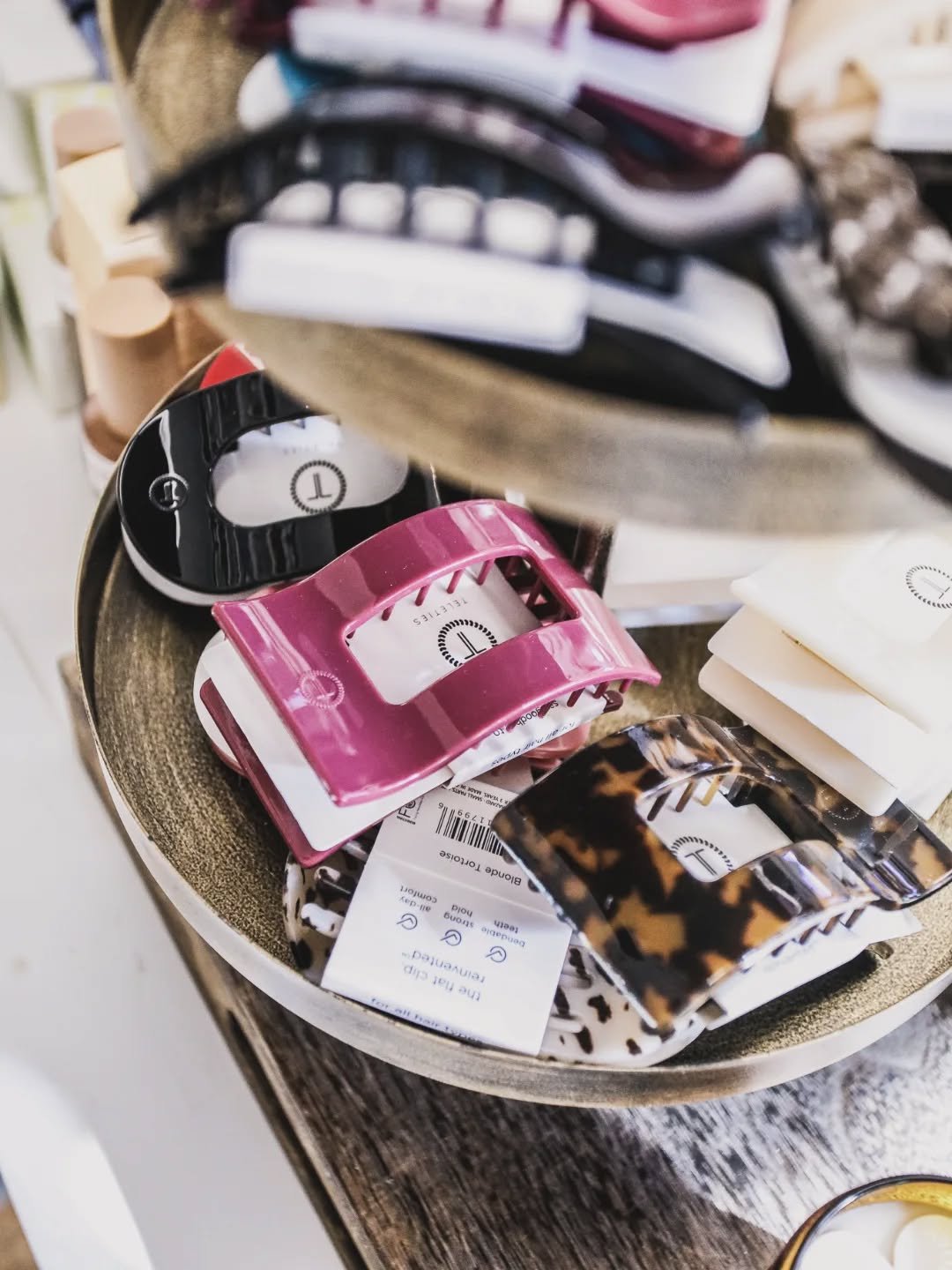 Okay, so, *sometimes* it's windy in Estes Park in the winter. 🙄 The very best antidote to your hair having that "windblown chic" look, is an @tele_ties flat clip. Great for holding back hair of all textures! We have many colors, sizes, and