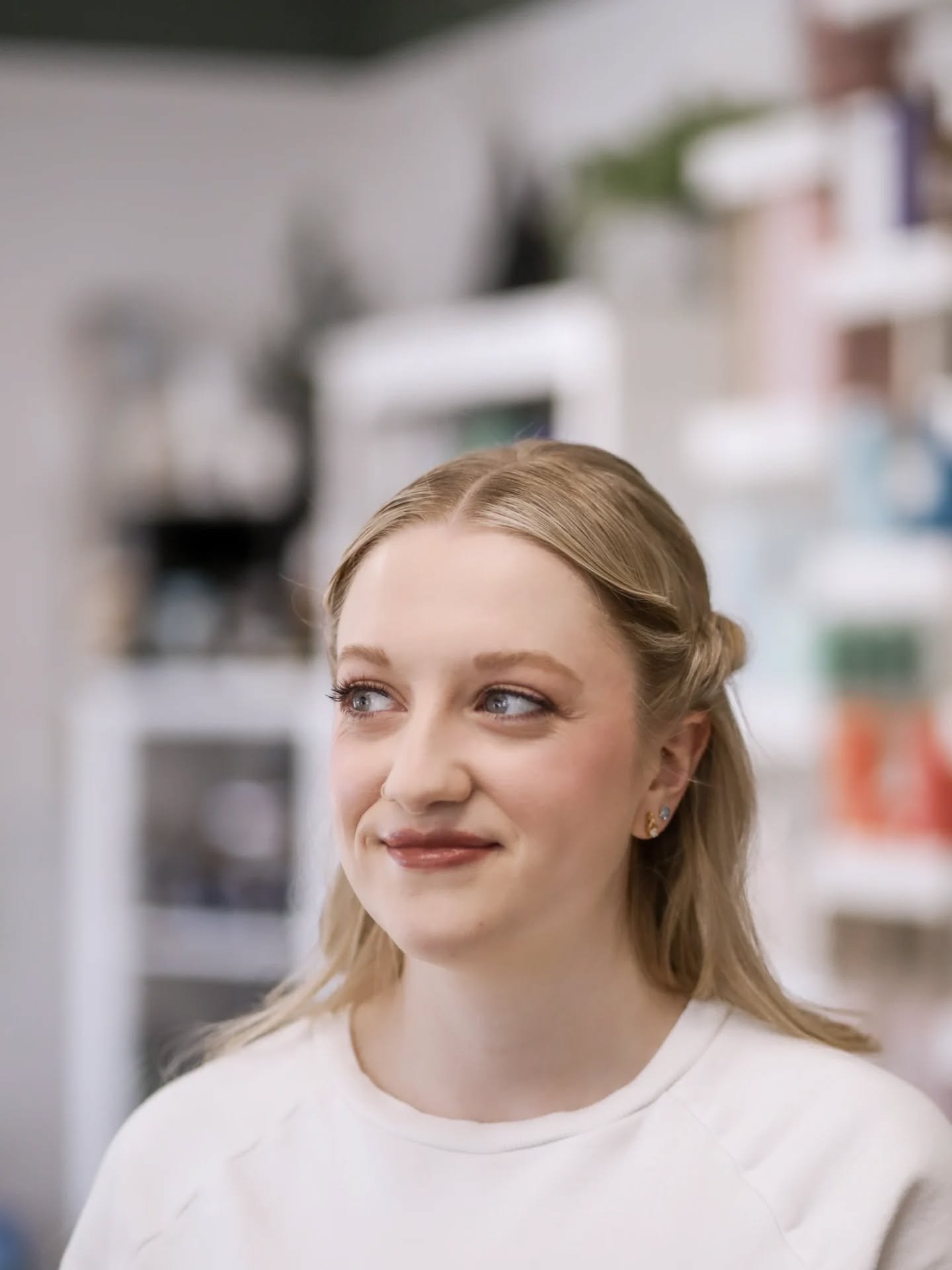 ✨️ Another gorgeous Estes Park bride! ✨️

 We are now booking dates in 2026 and 2027! 

Hair: @alltwistedup.bykt 
Makeup: @brookejonesfreedman 
📸: @beautyseeker_photography