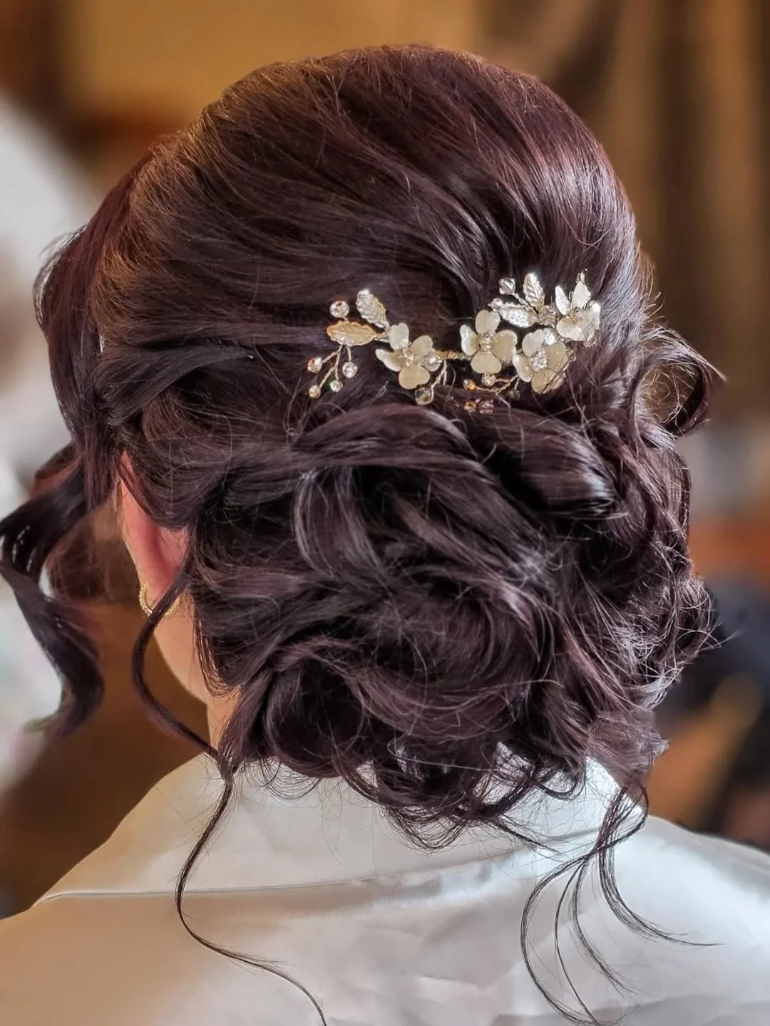 ✨️🥂 Looking for special occasion hair? We have accessories! Let us know if you would like an updo with embellishment and we can accommodate your style needs! Perfect for prom, weddings, or any fancy occasion! 🥂✨️

Hair @alltwistedup.bykt 
Photo @my