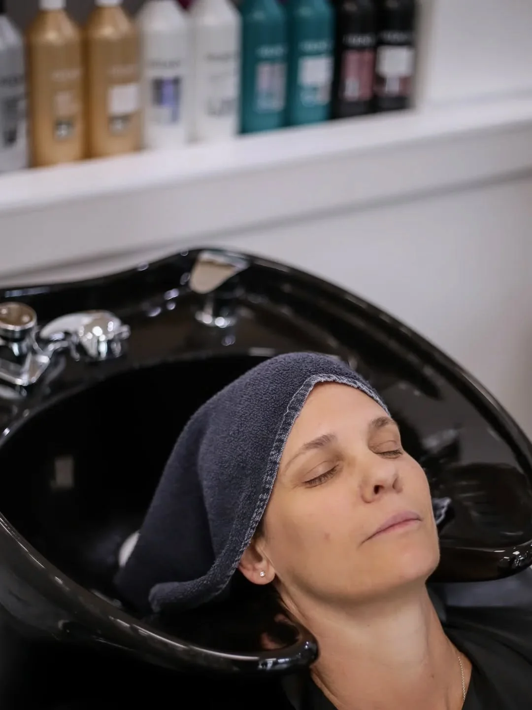 🌸🏵 It's APRIL!! 🏵🌸 
We'd love to see you before the summer rush! All month long recieve a complimentary conditioning treatment with *ANY* color service! Book today! 

📸 @beautyseeker_photography