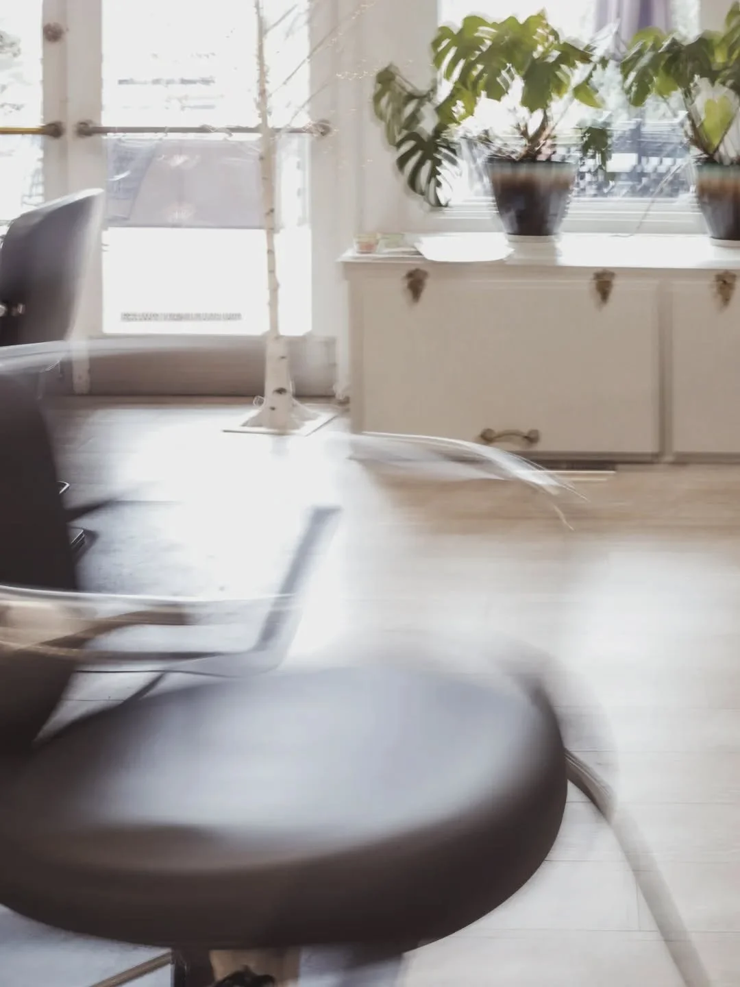 🌸Ready for a new look?🌸
We are offering a complimentary conditioning treatment with *any* color service! Book today! 

📸 @beautyseeker_photography